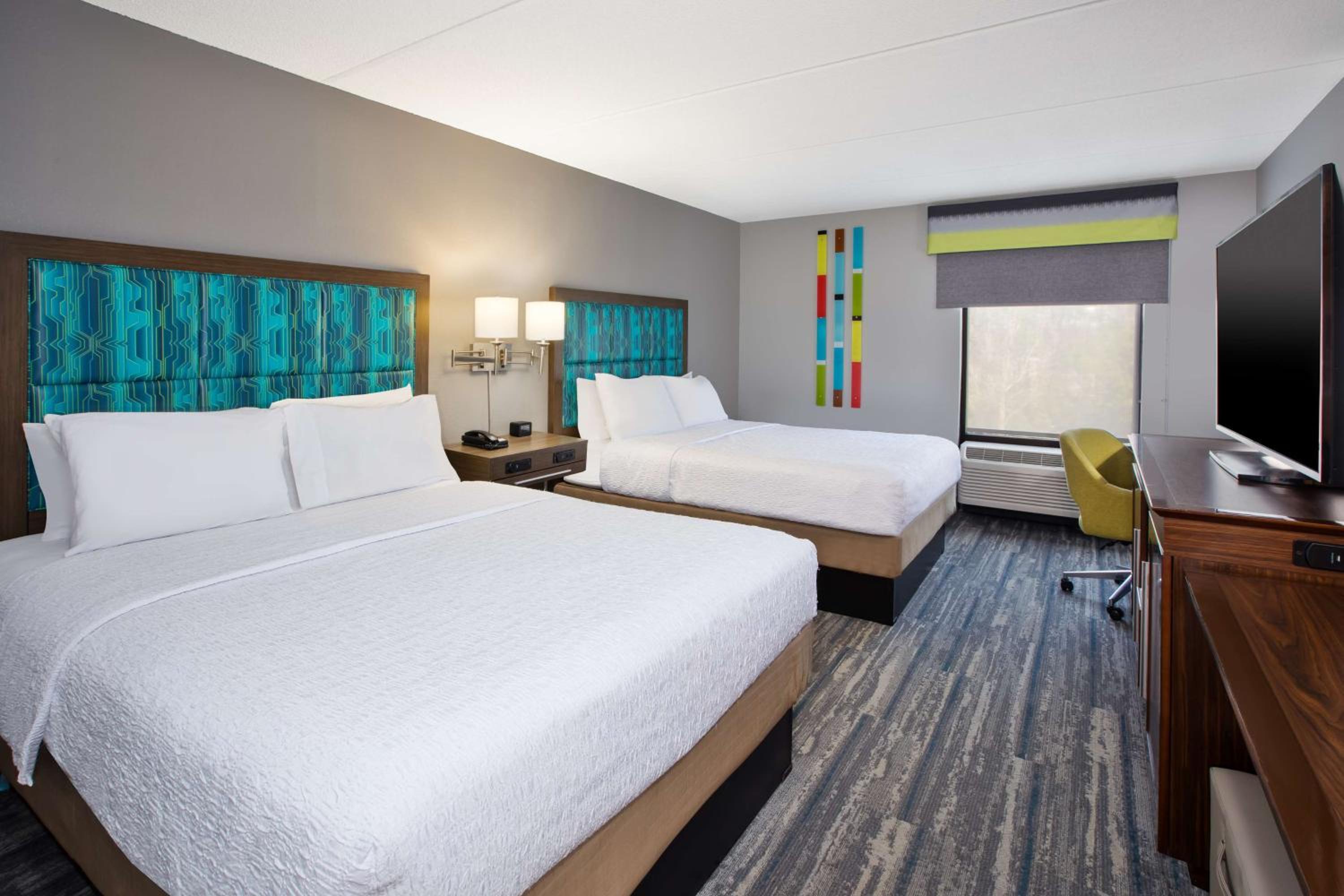 Queen Room with Two Queen Beds - Non-Smoking - Photo 3
