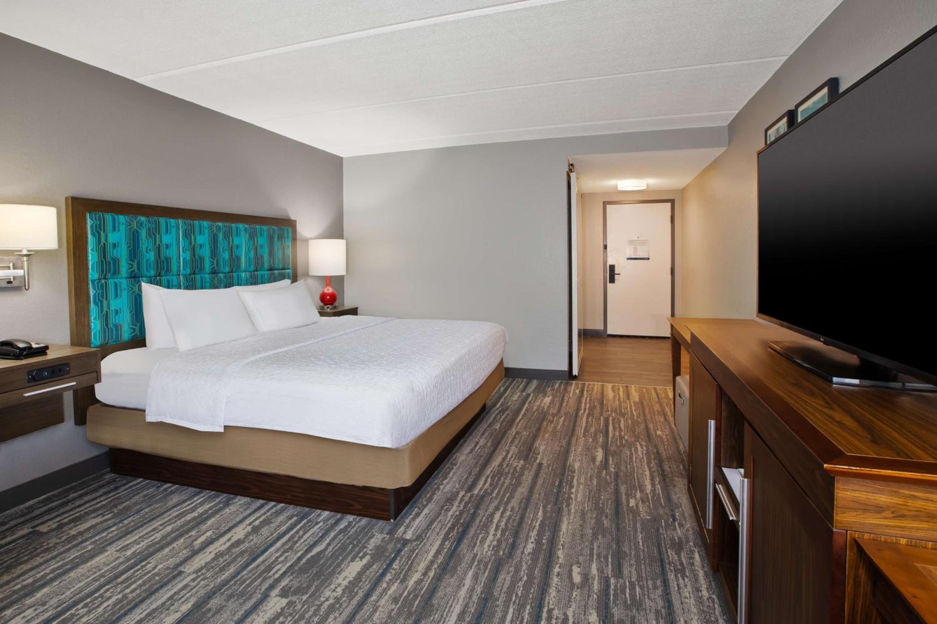 King Room with Accessible Tub - Mobility and Hearing Access/Non-Smoking - Photo 4