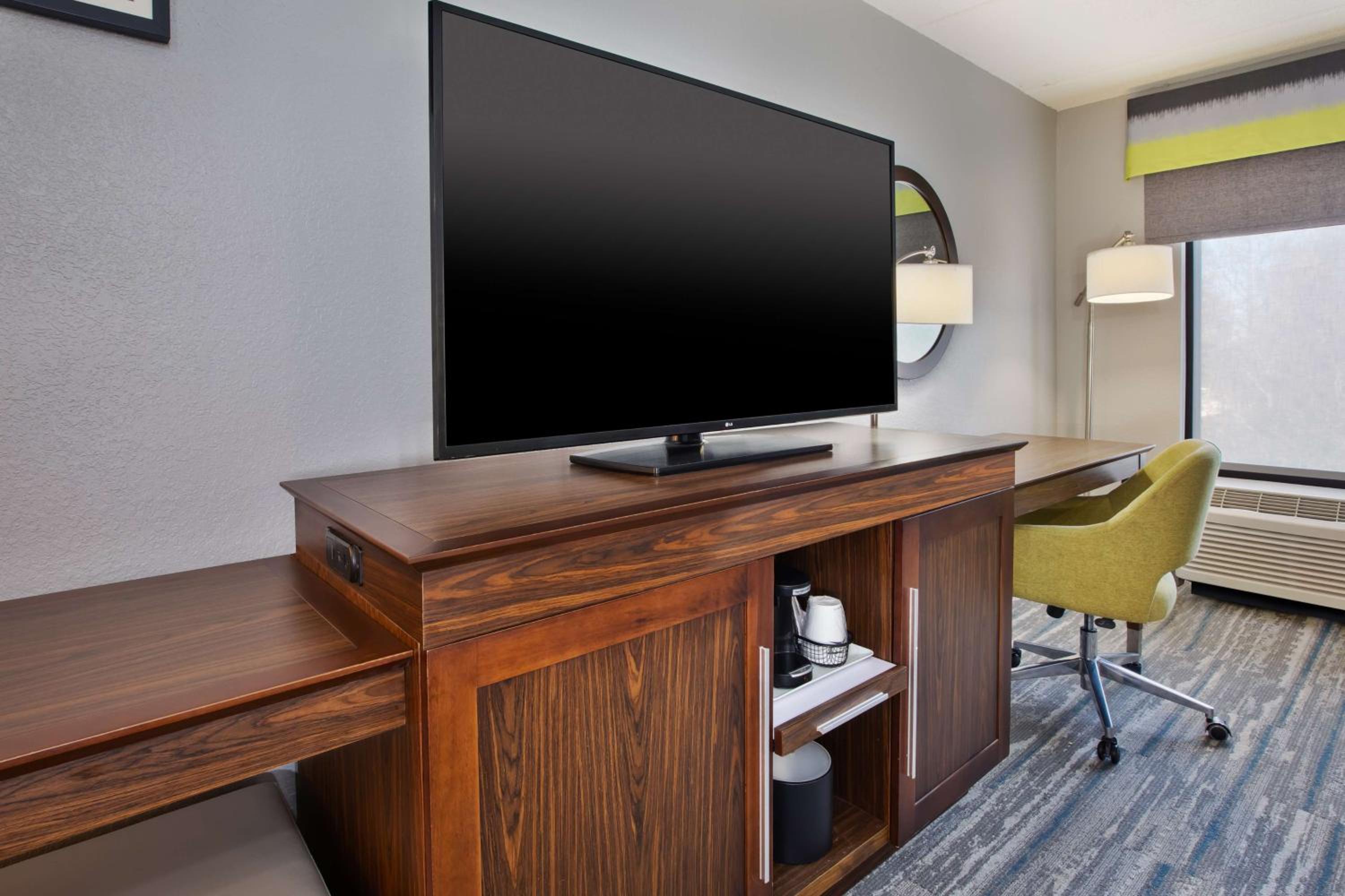 King Room - Non-Smoking - Photo 5