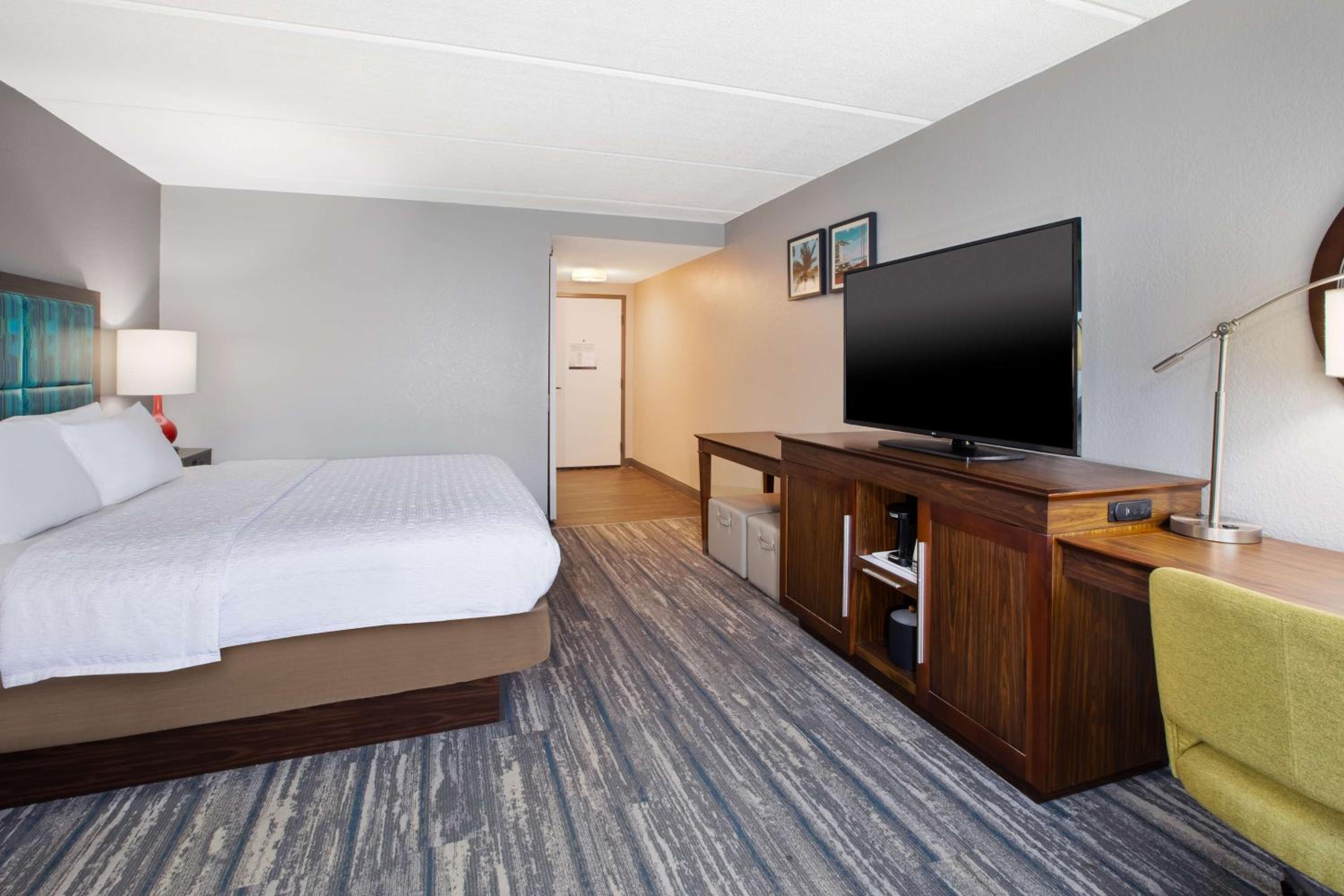King Room - Non-Smoking - Photo 4