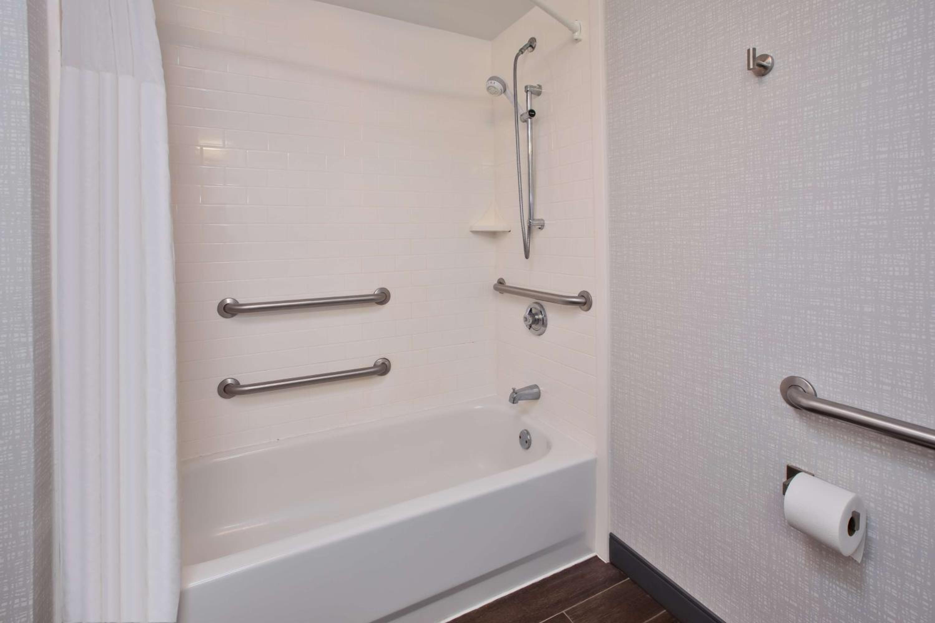 King Room with Accessible Tub - Mobility and Hearing Access/Non-Smoking - Photo 3