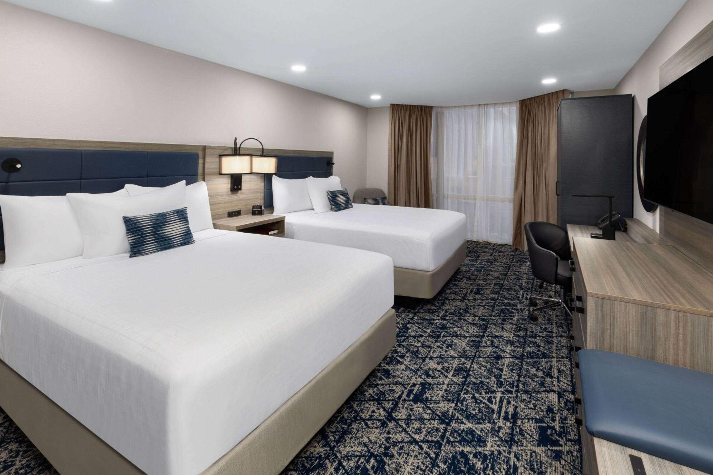 Queen Room with Two Queen Beds - Non-Smoking - Photo 4