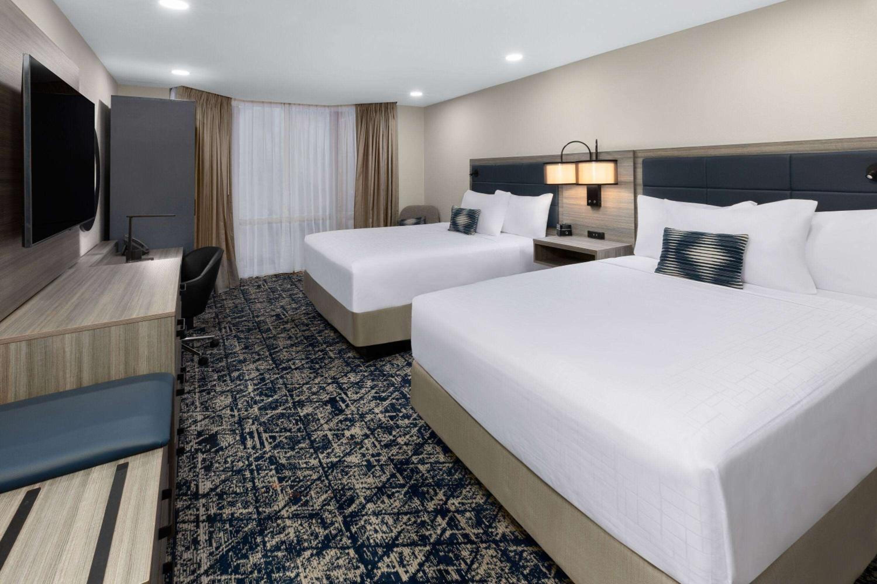 Deluxe Queen Room with Two Queen Beds - Non-Smoking photo 2