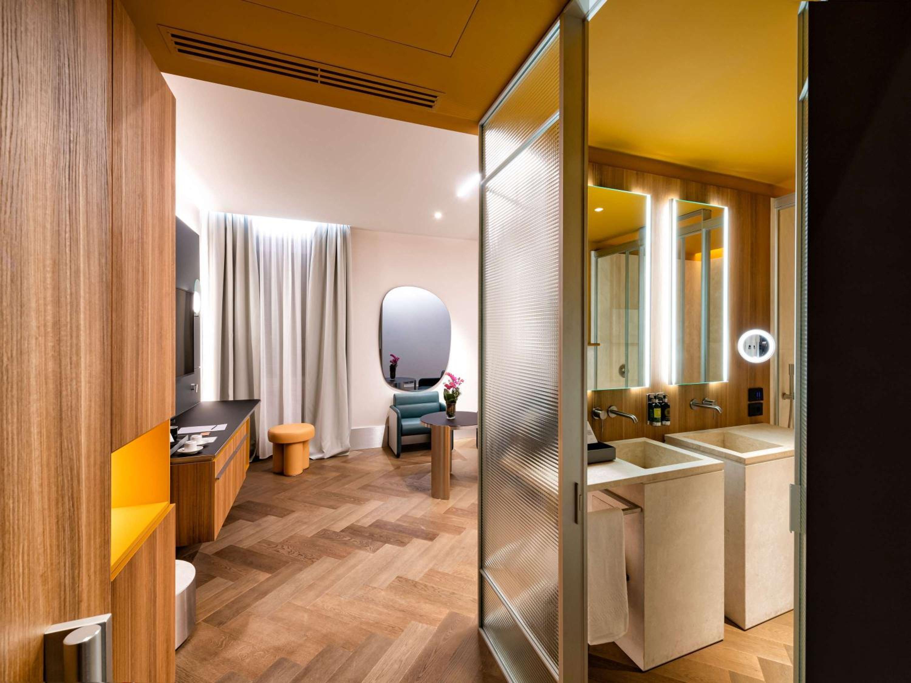 Deluxe Queen Room with Bay View - Photo 4