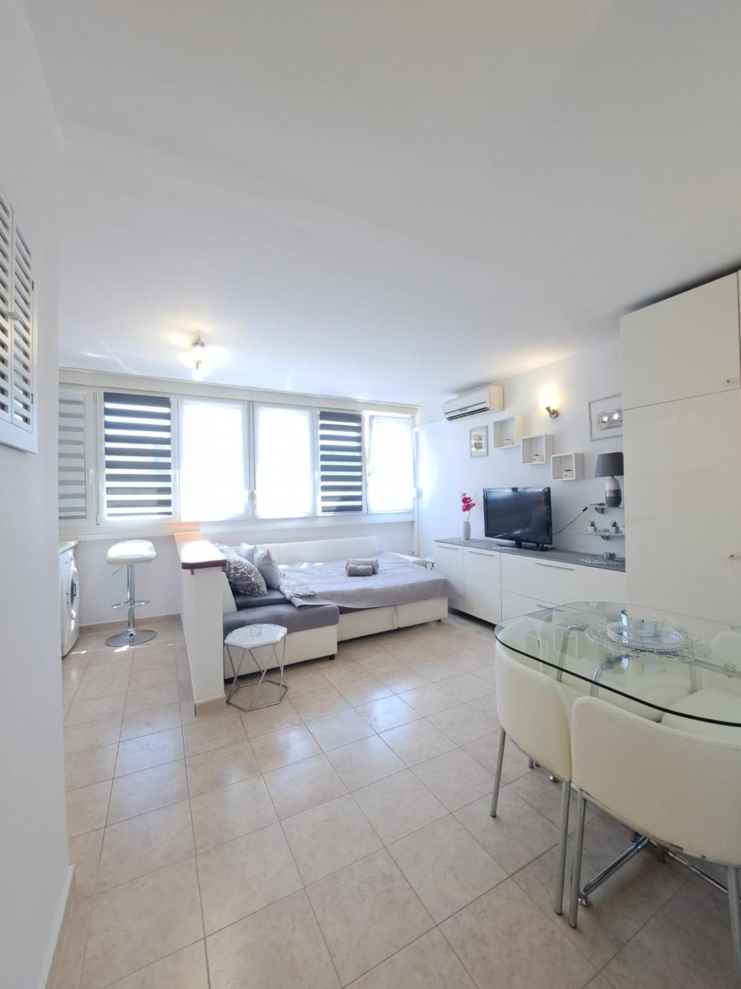 Studio Apartment photo 1