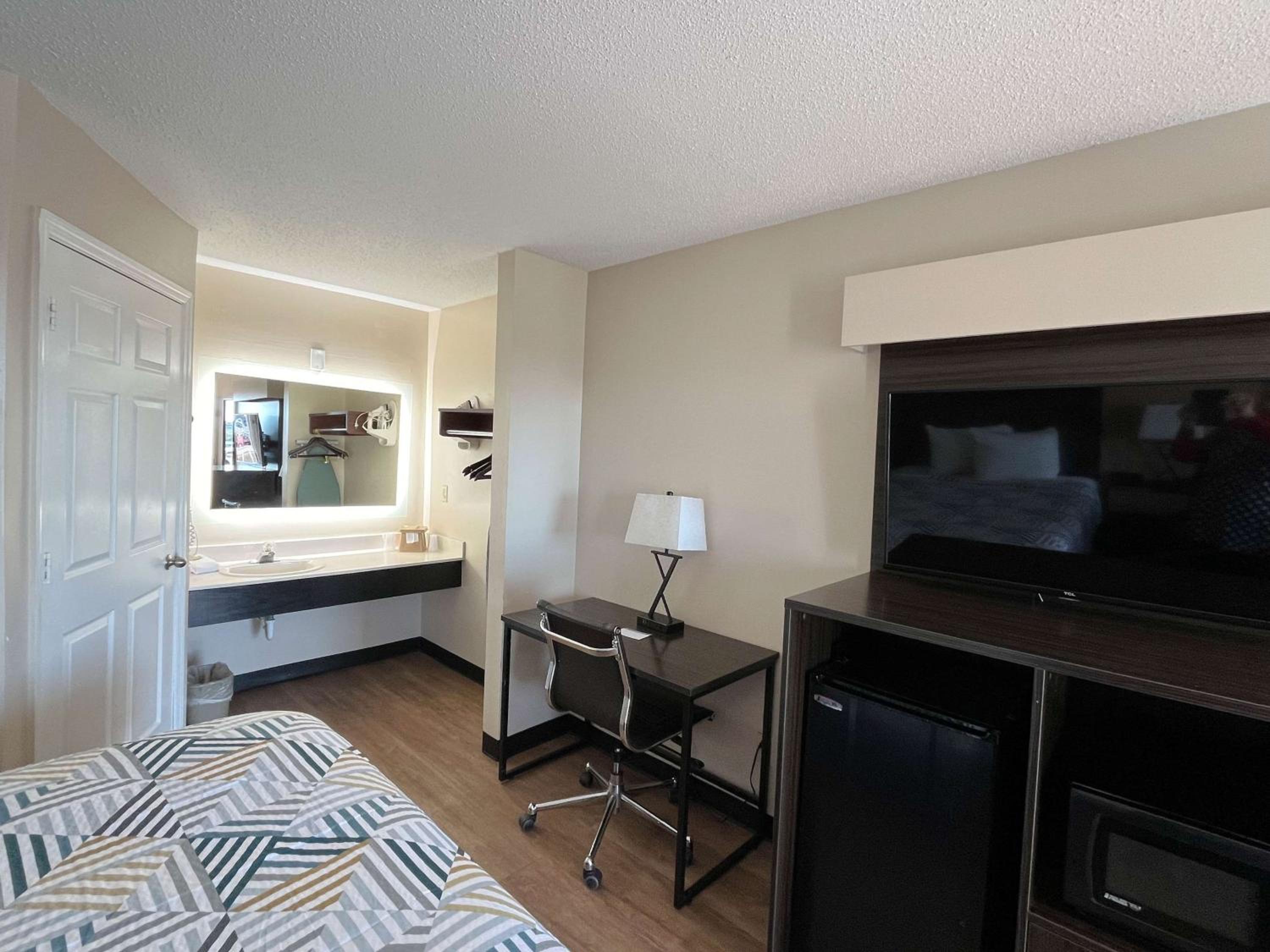 King Room - Non-Smoking - Photo 1