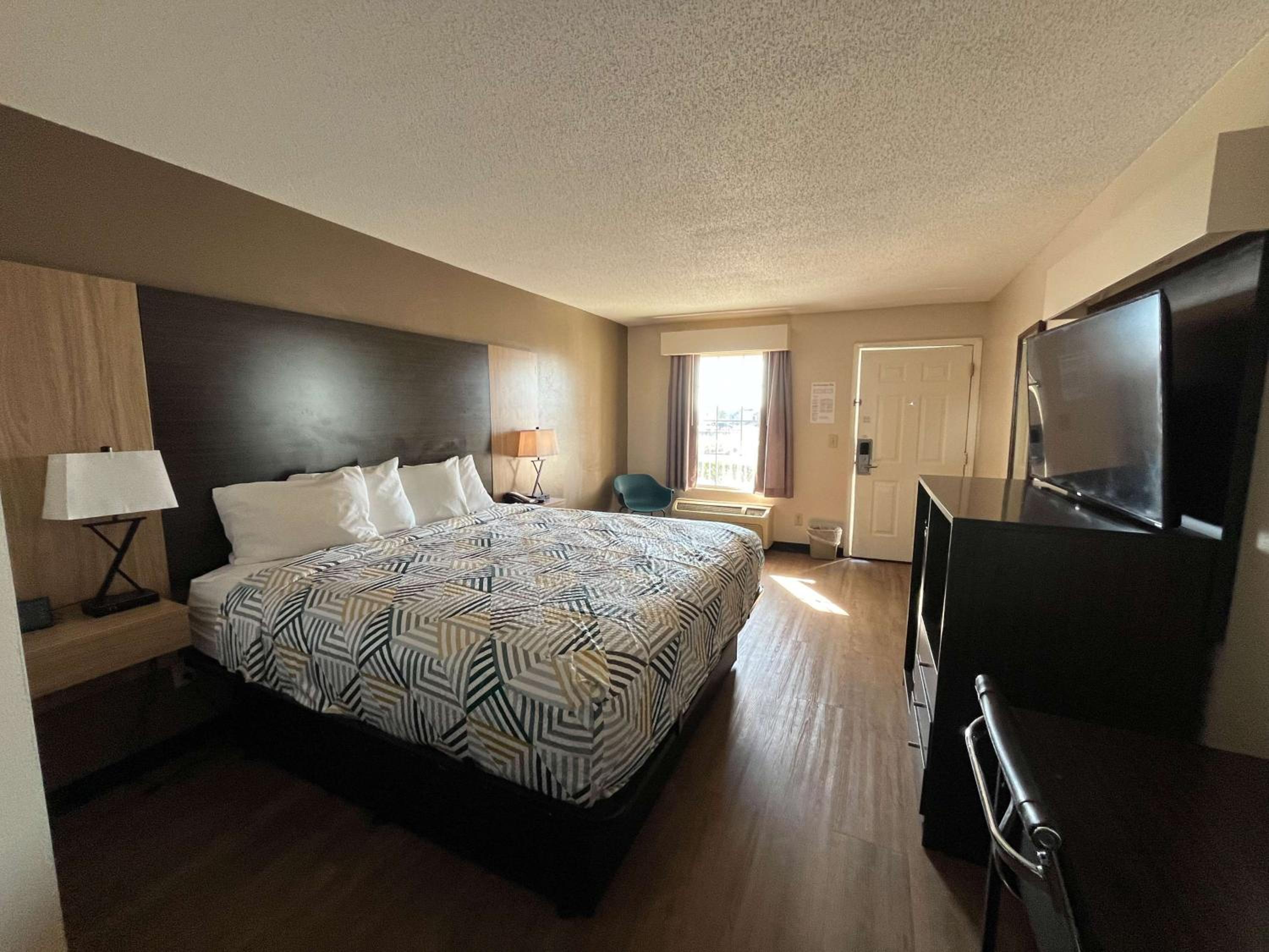 King Room - Non-Smoking - Photo 10