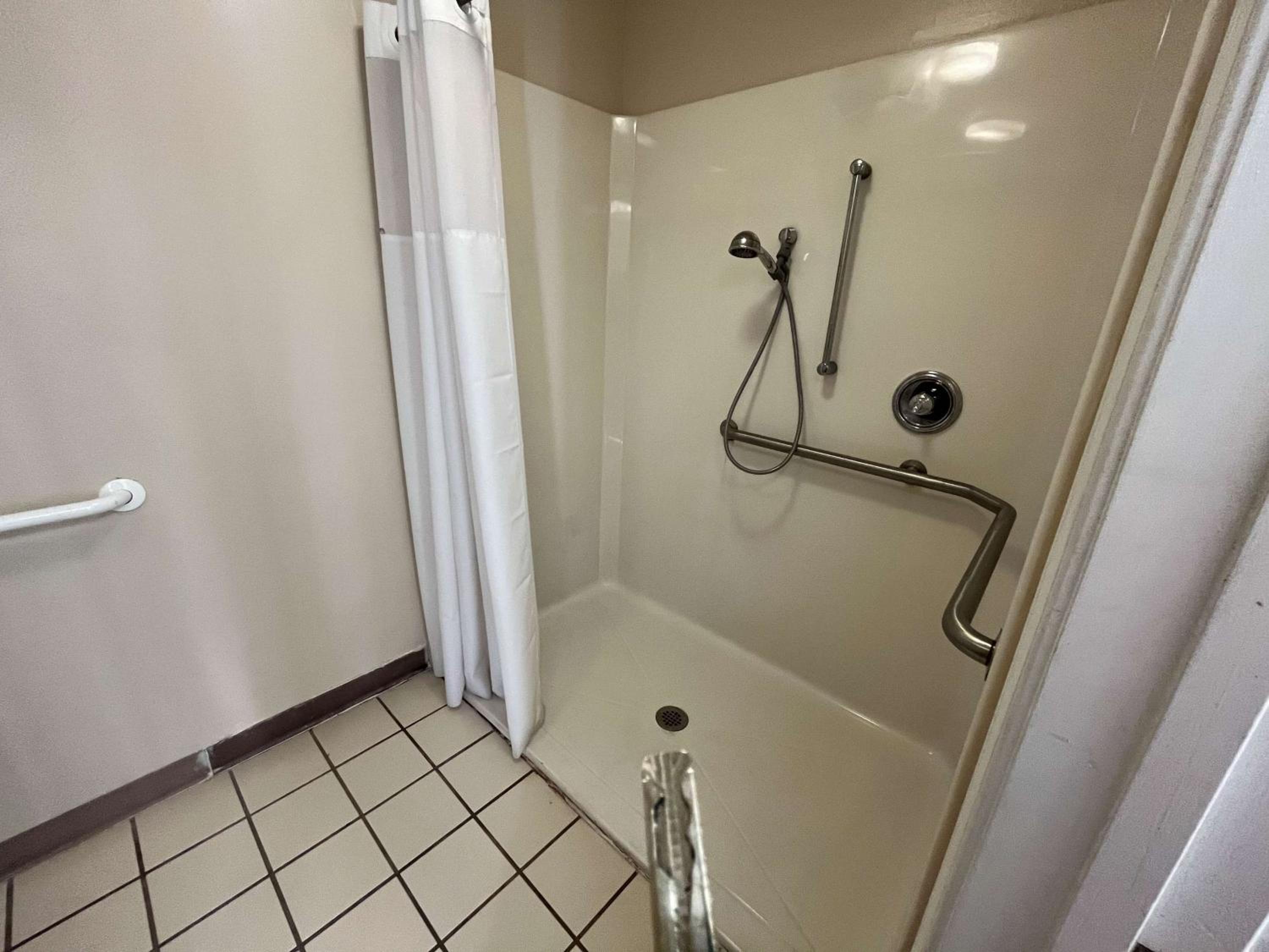 King Room with Roll-in Shower - Disability Access - Non-Smoking - Photo 2