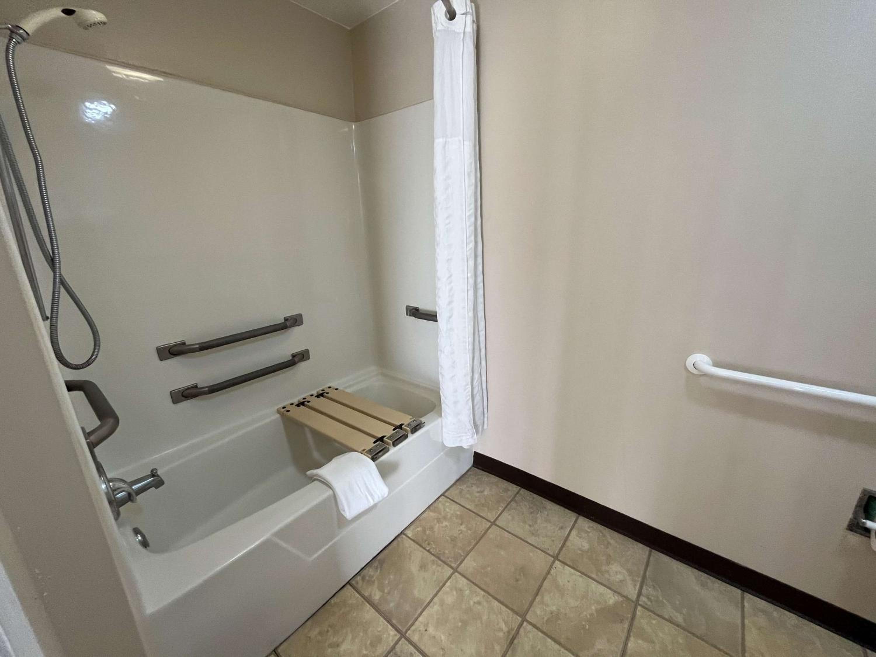 King Room - Disability Access - Non-Smoking - Photo 4