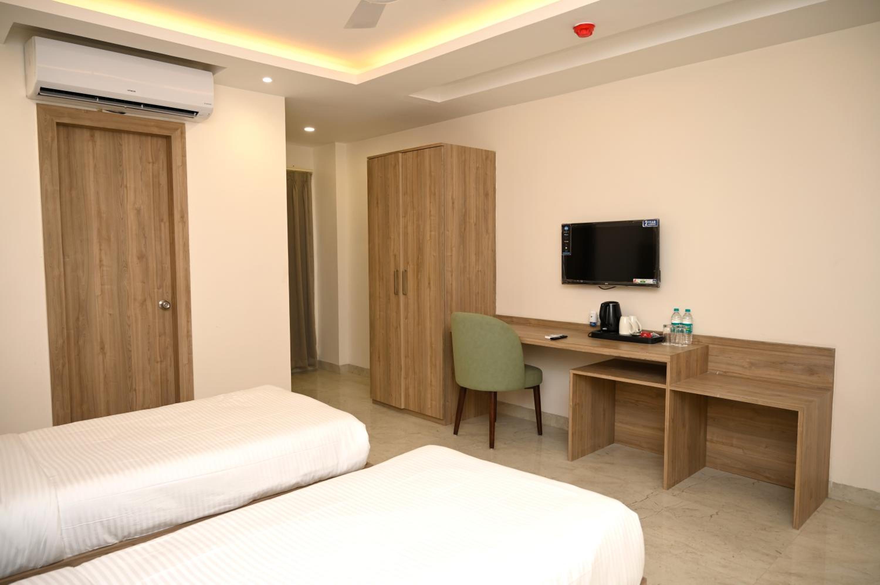 Deluxe Double or Twin Room with City View photo 3
