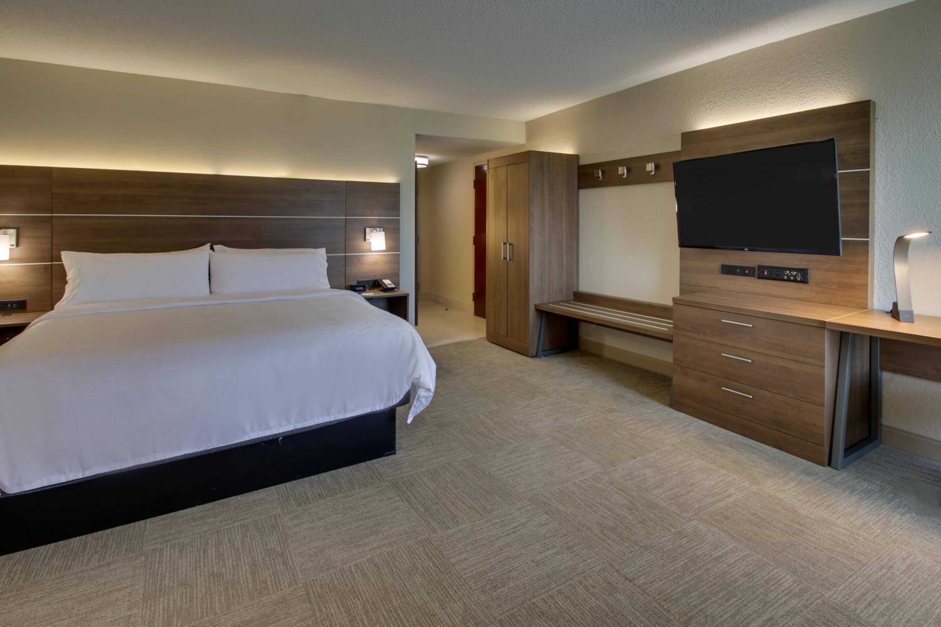 Standard King Room - Photo 10