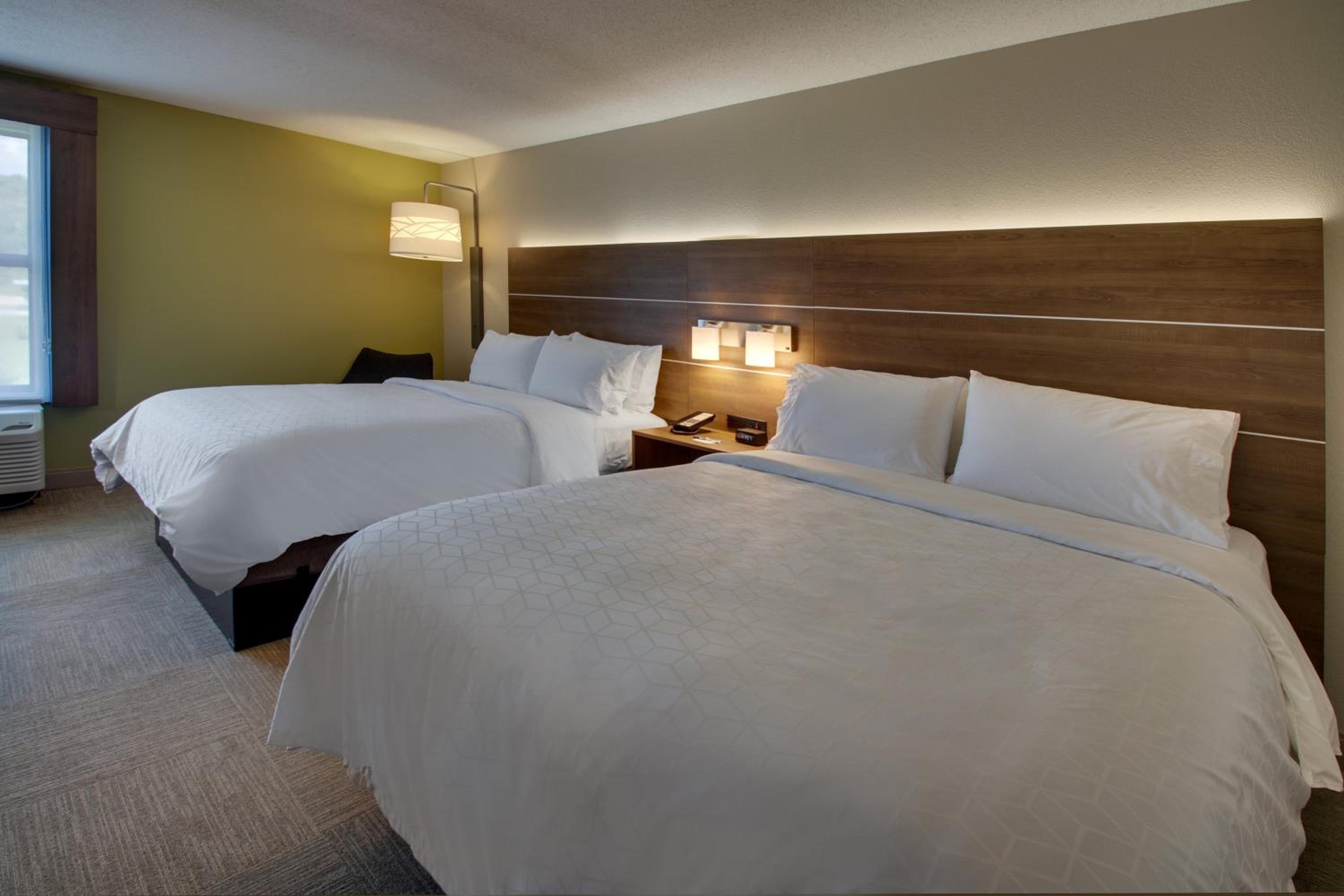 Standard Room with Two Queen Beds - Photo 11