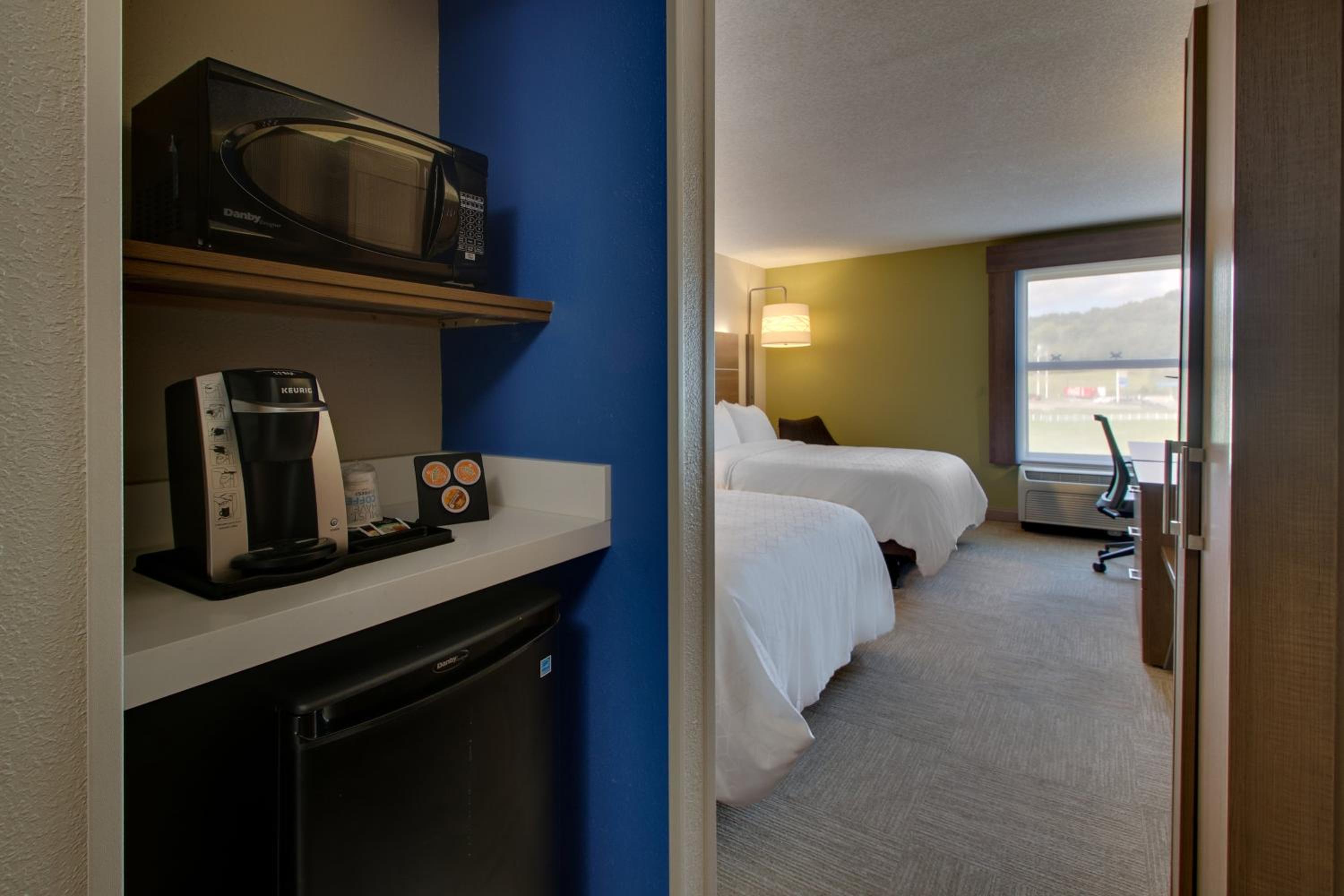 Standard Room with Two Queen Beds - Photo 2