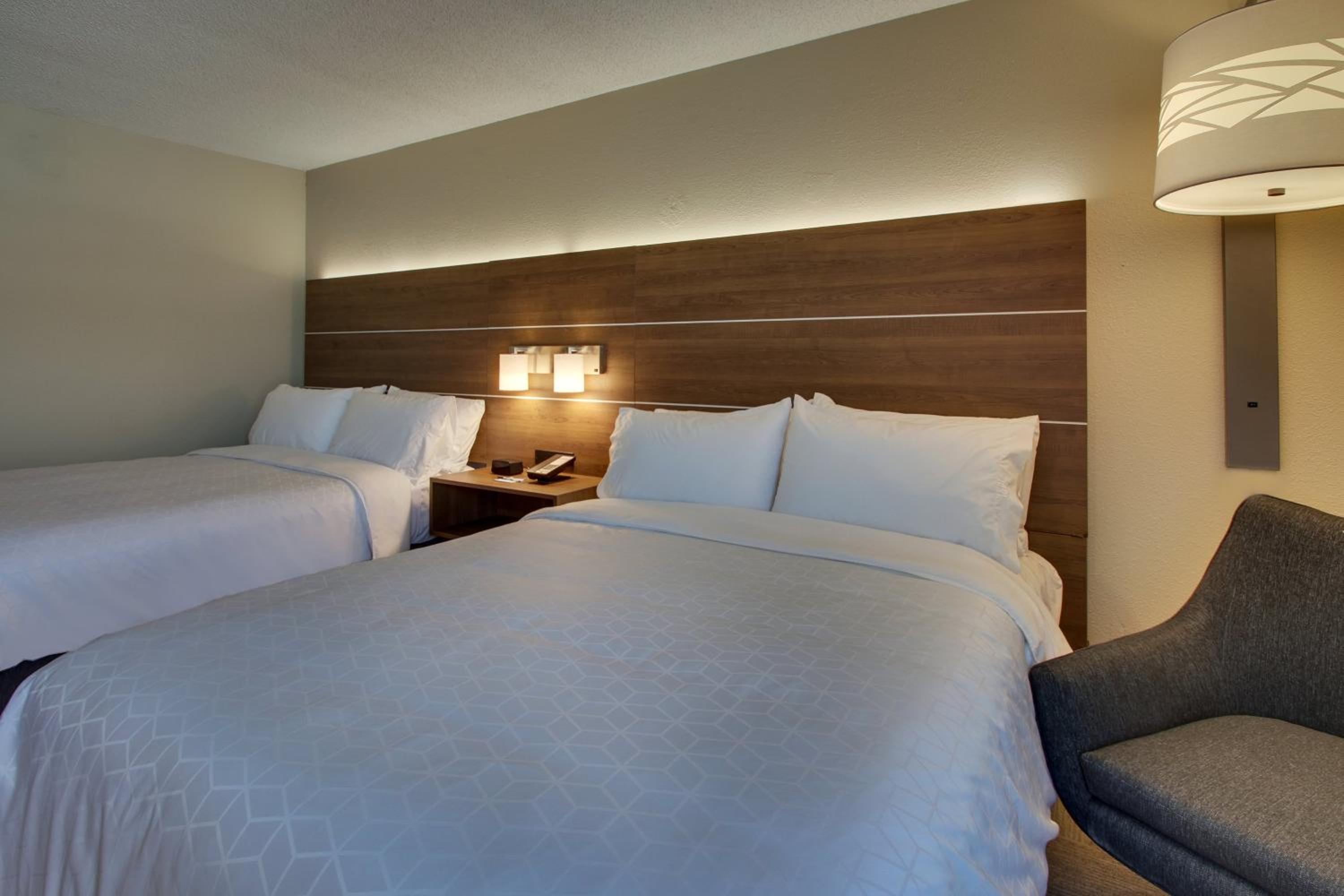 Standard Room with Two Queen Beds - Photo 6