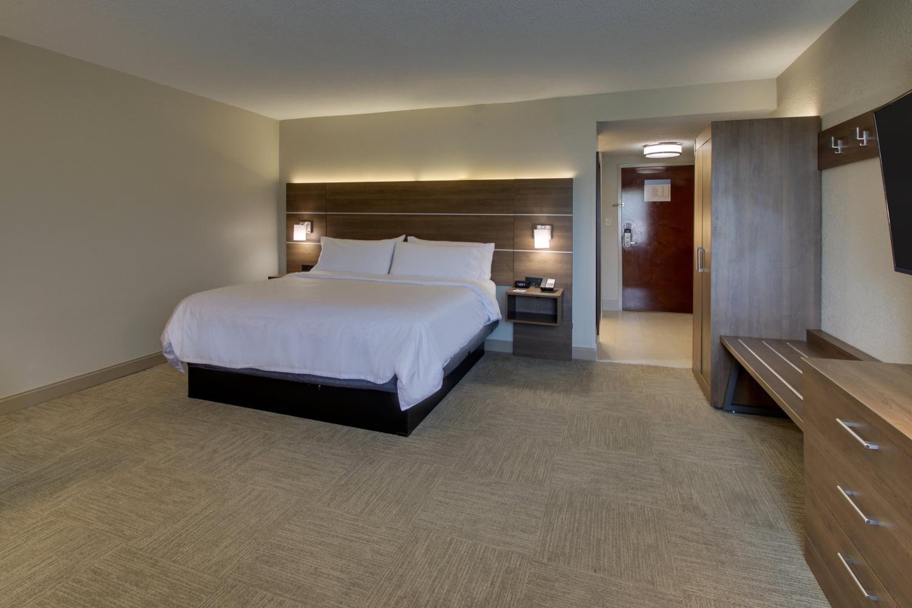 Standard King Room - Photo 8