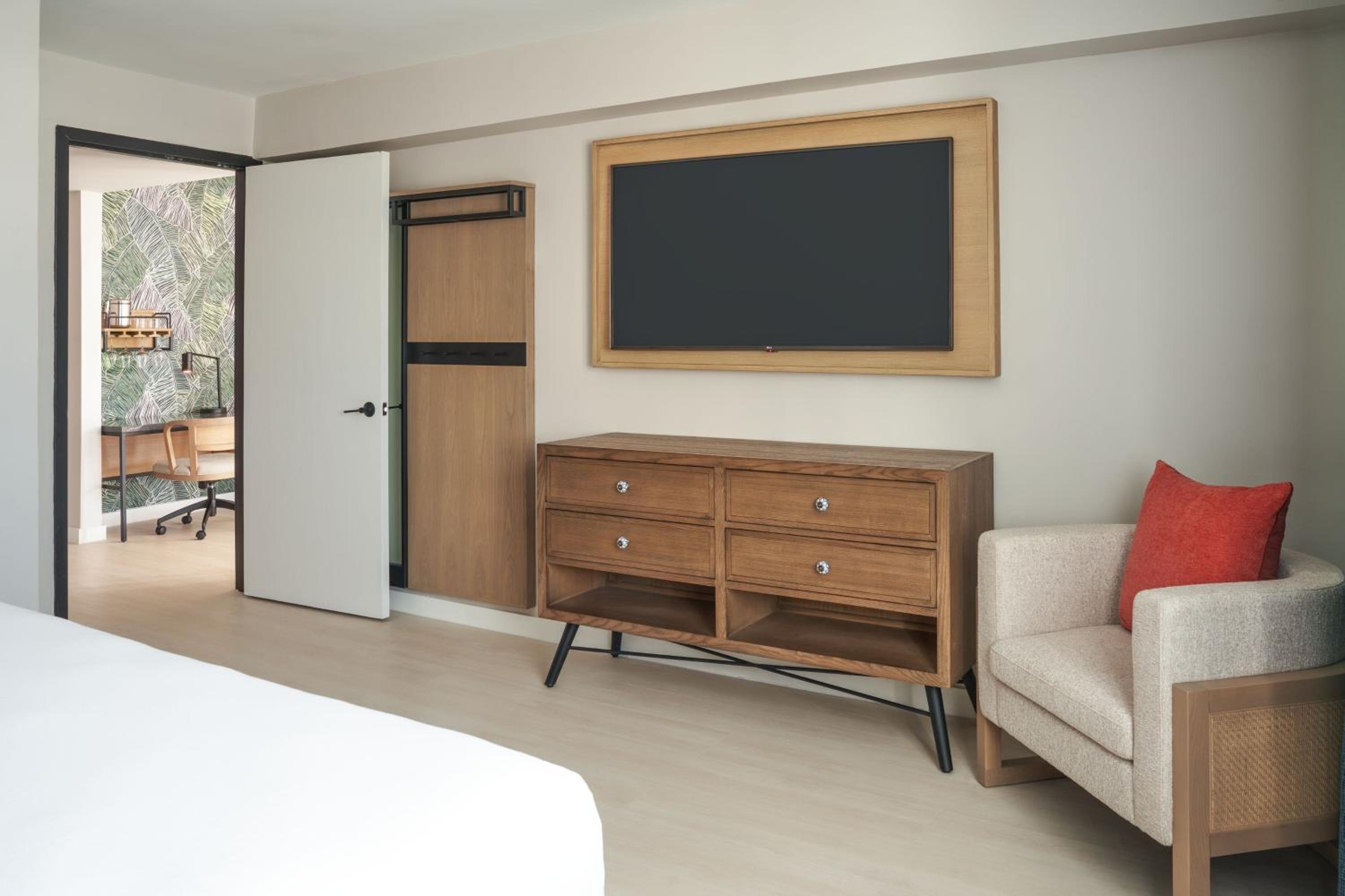 One-Bedroom King Suite with Balcony and Bay View - Photo 2