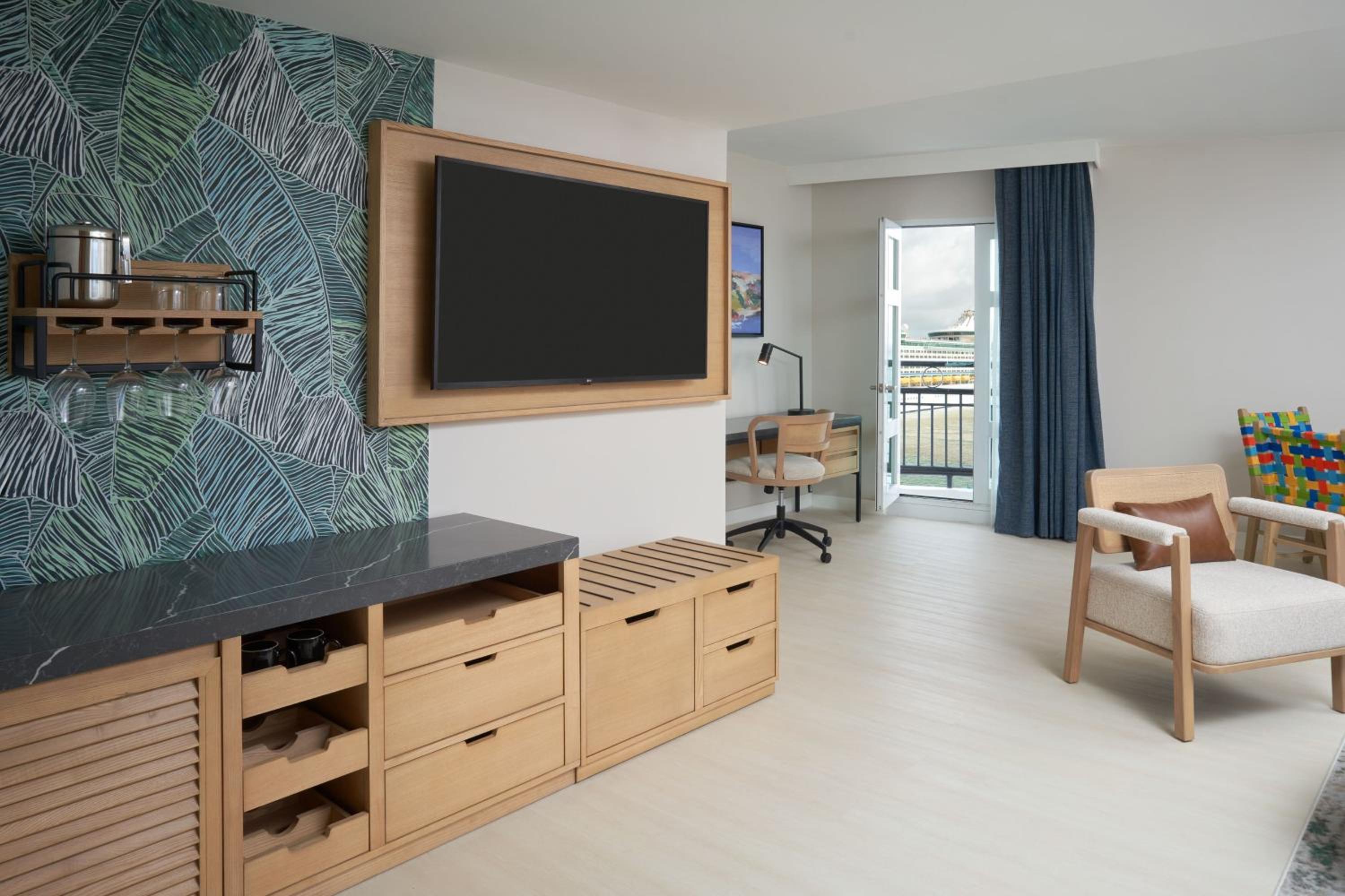 One-Bedroom King Suite with Balcony and Bay View - Photo 6