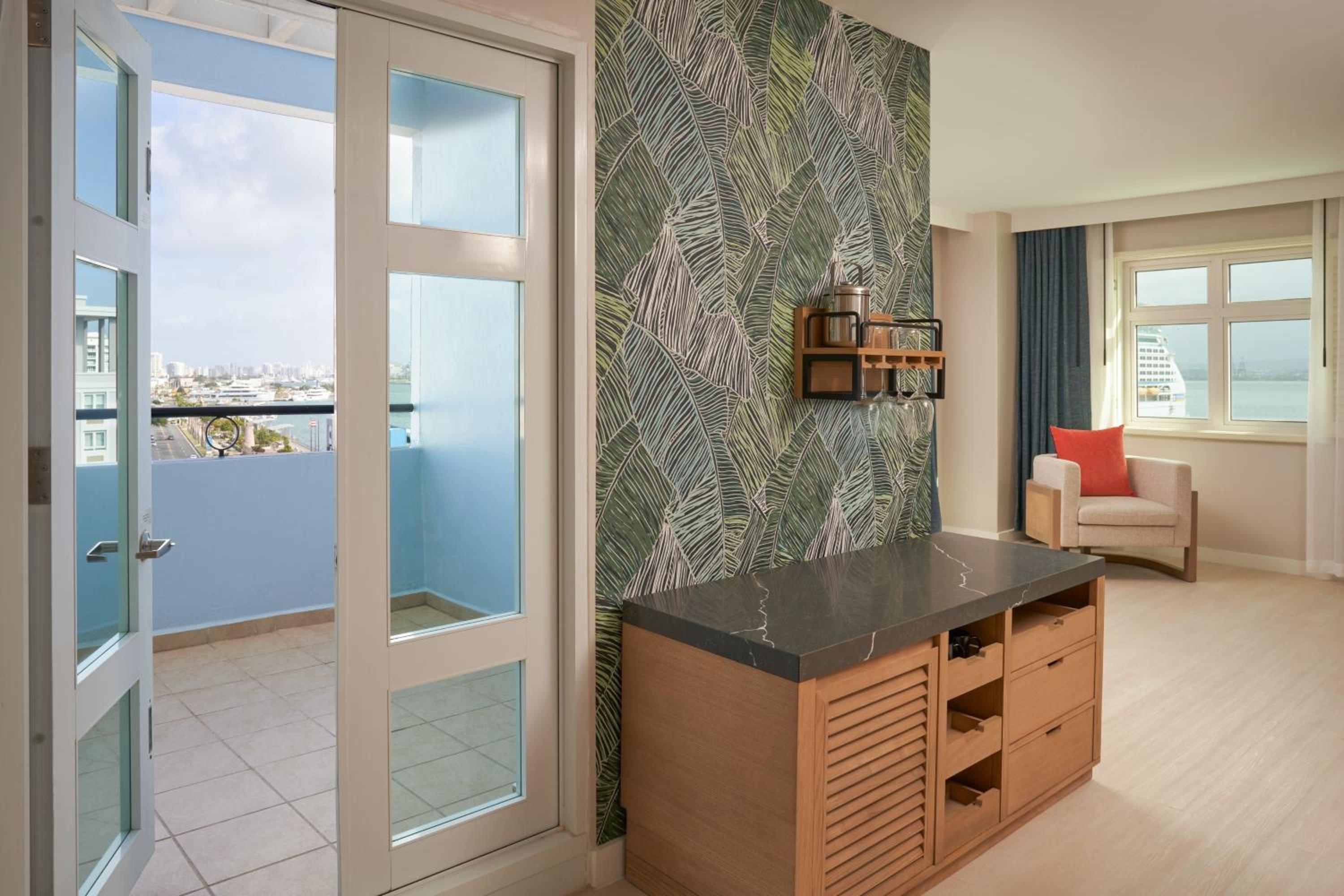 One-Bedroom Junior Suite - Photo 16