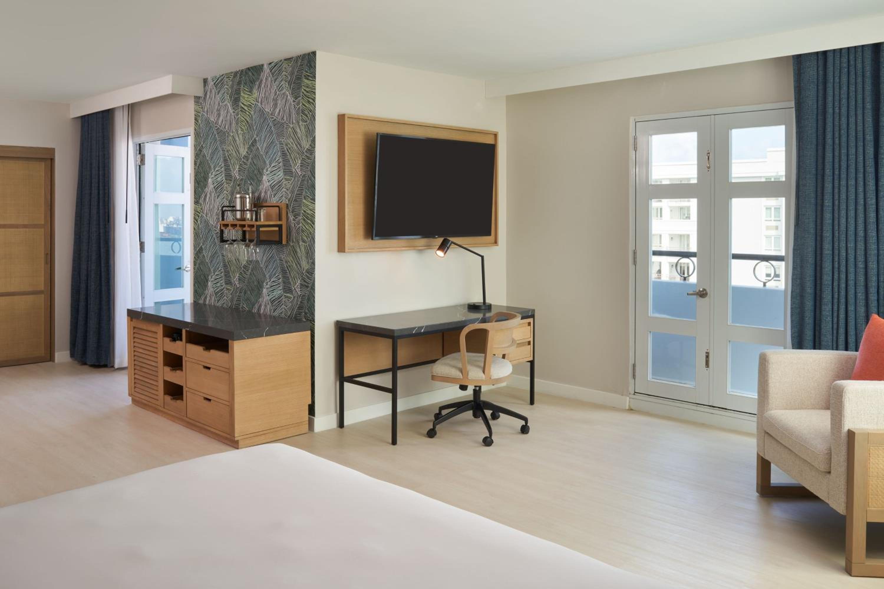 One-Bedroom Junior Suite - Photo 2