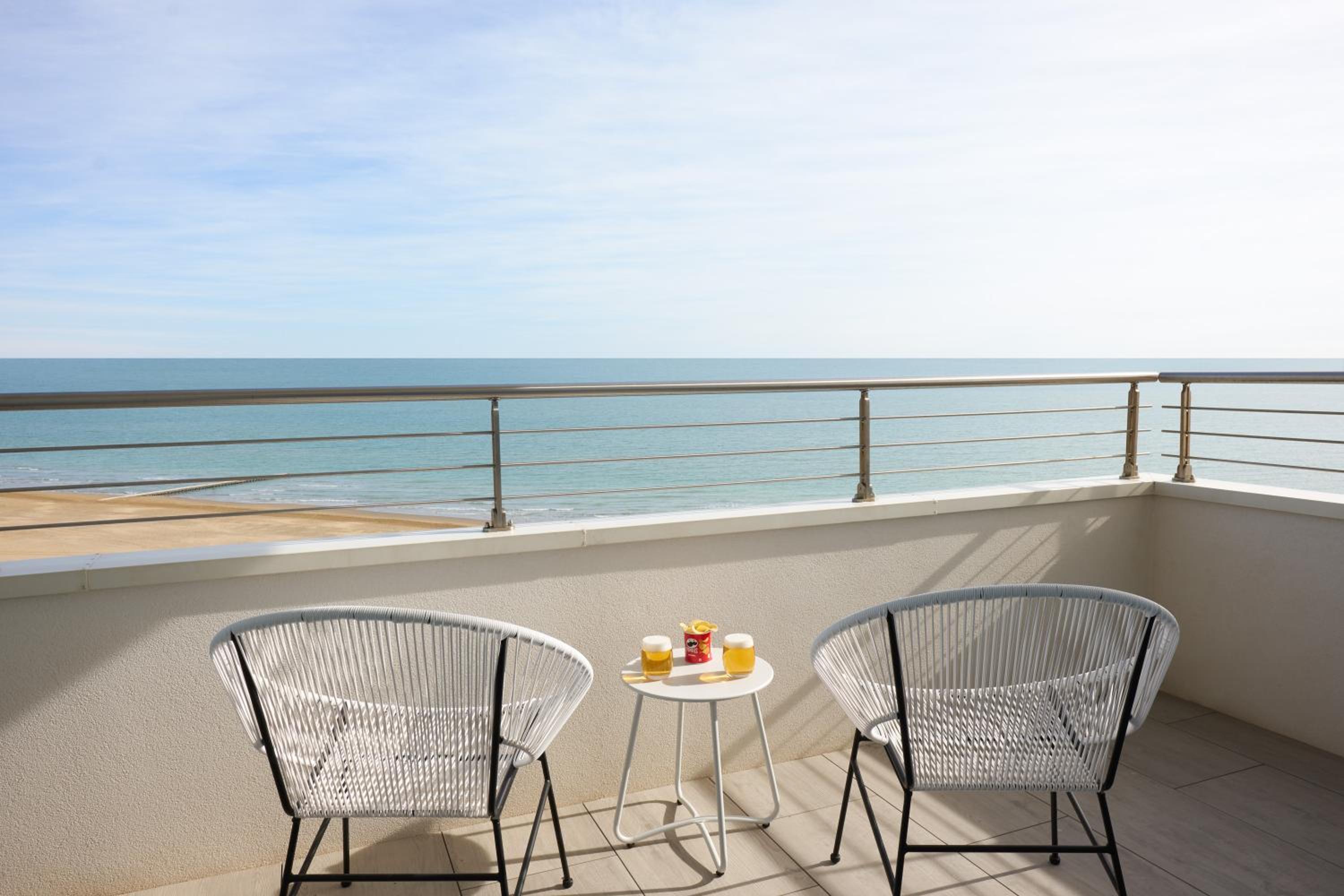 Double or Twin Room with Sea View - High Floor photo 3