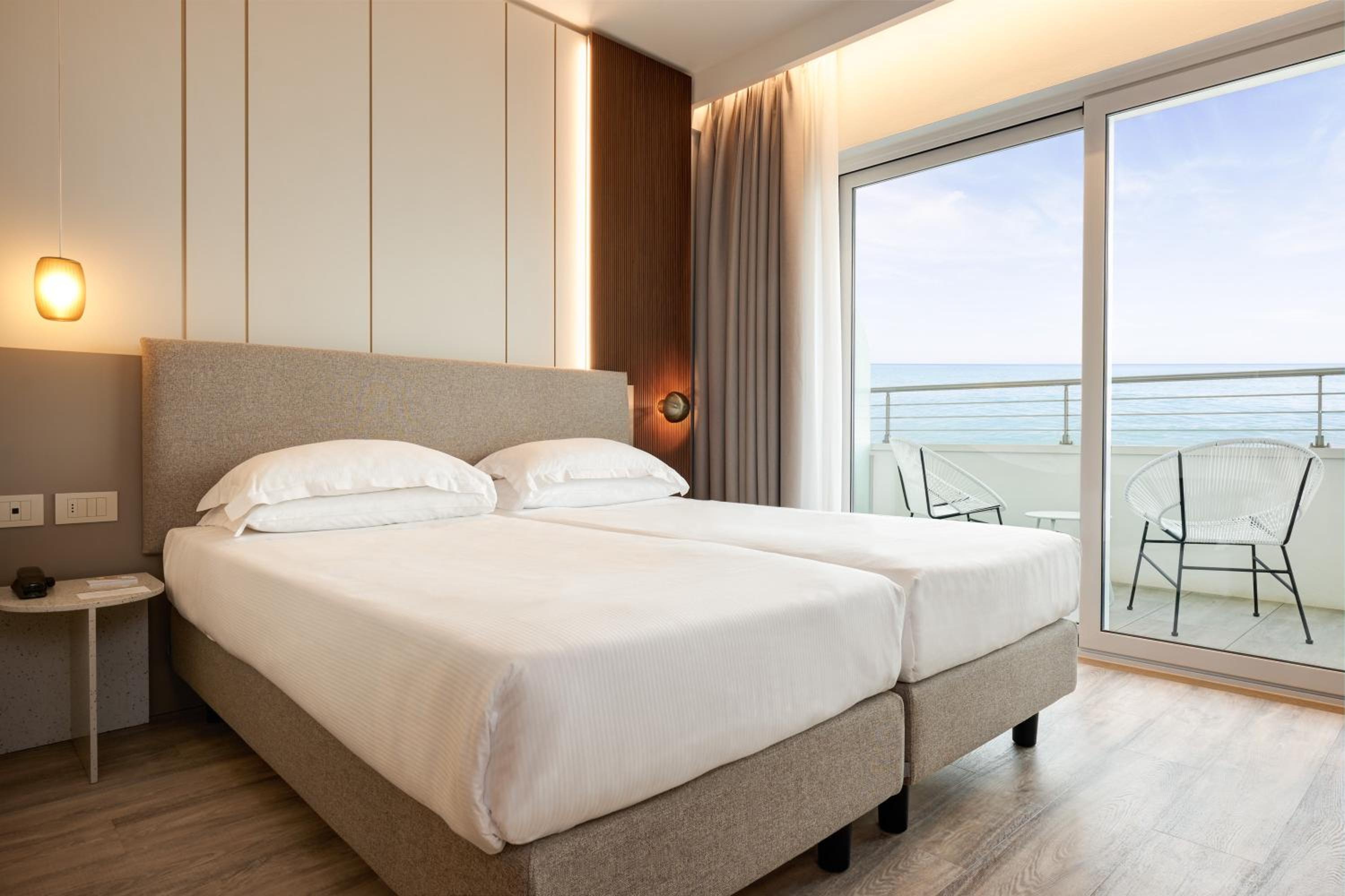 Double or Twin Room with Sea View - High Floor photo 2