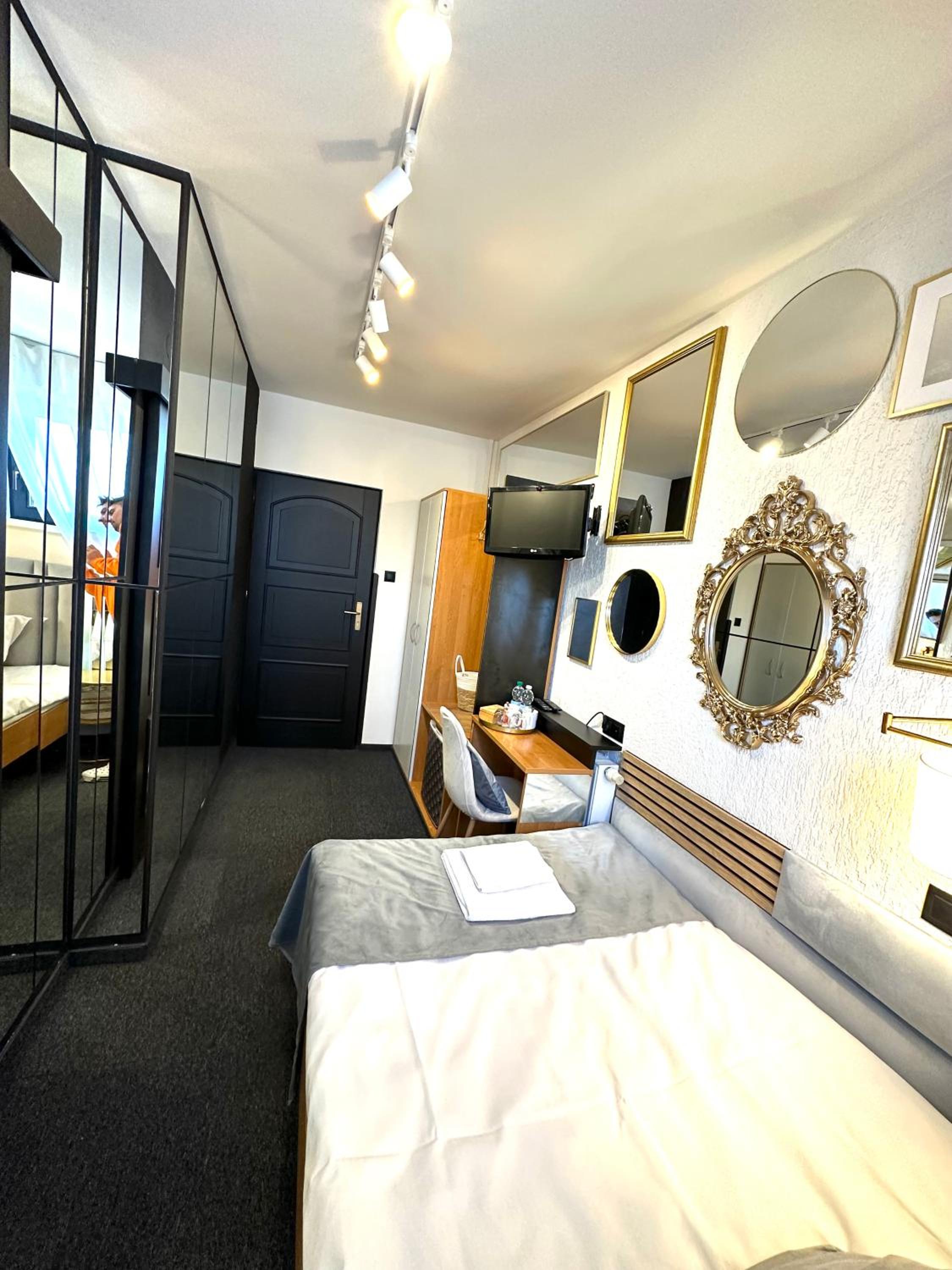 Double Room - Photo 1