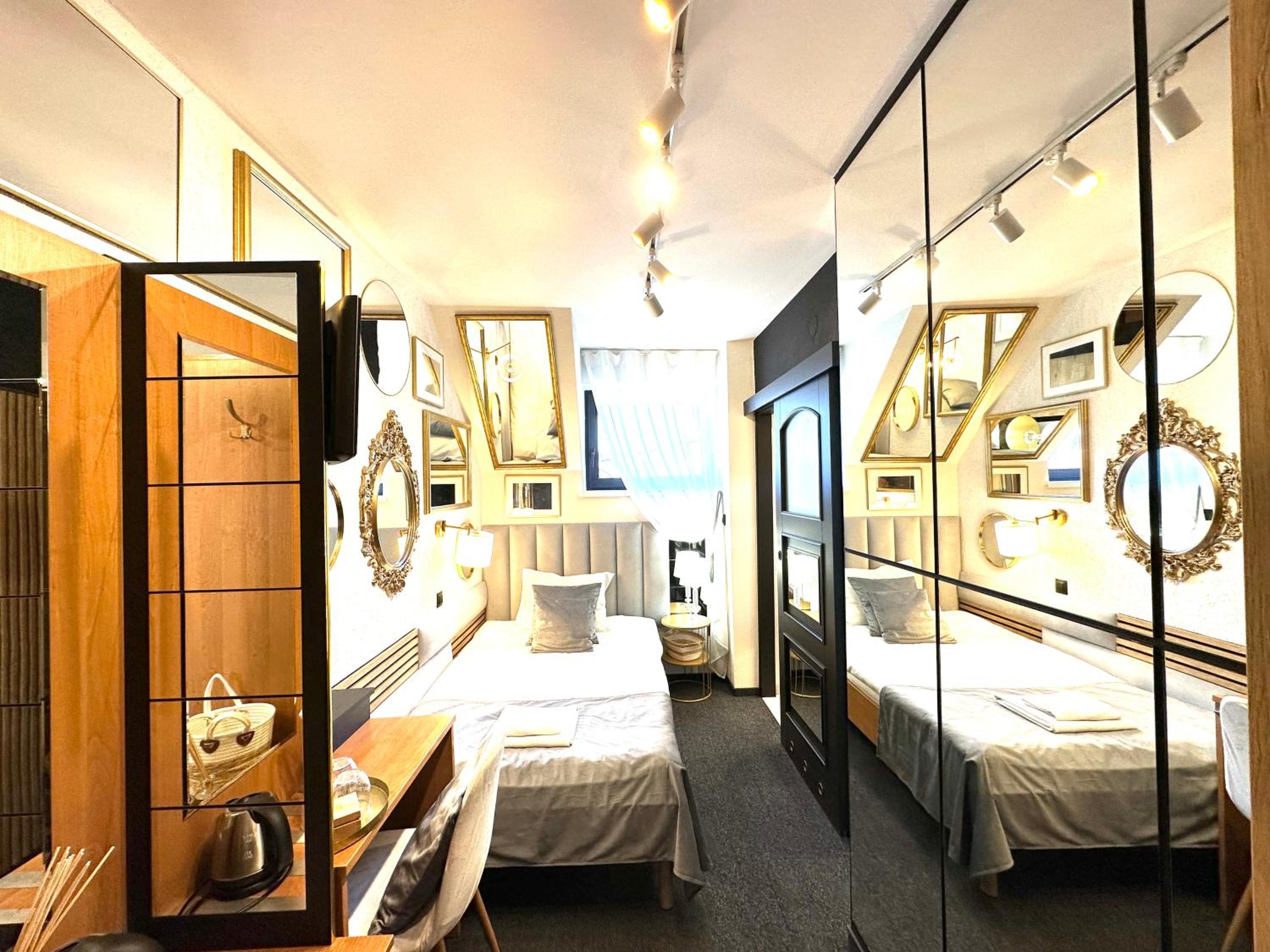 Double Room - Photo 8