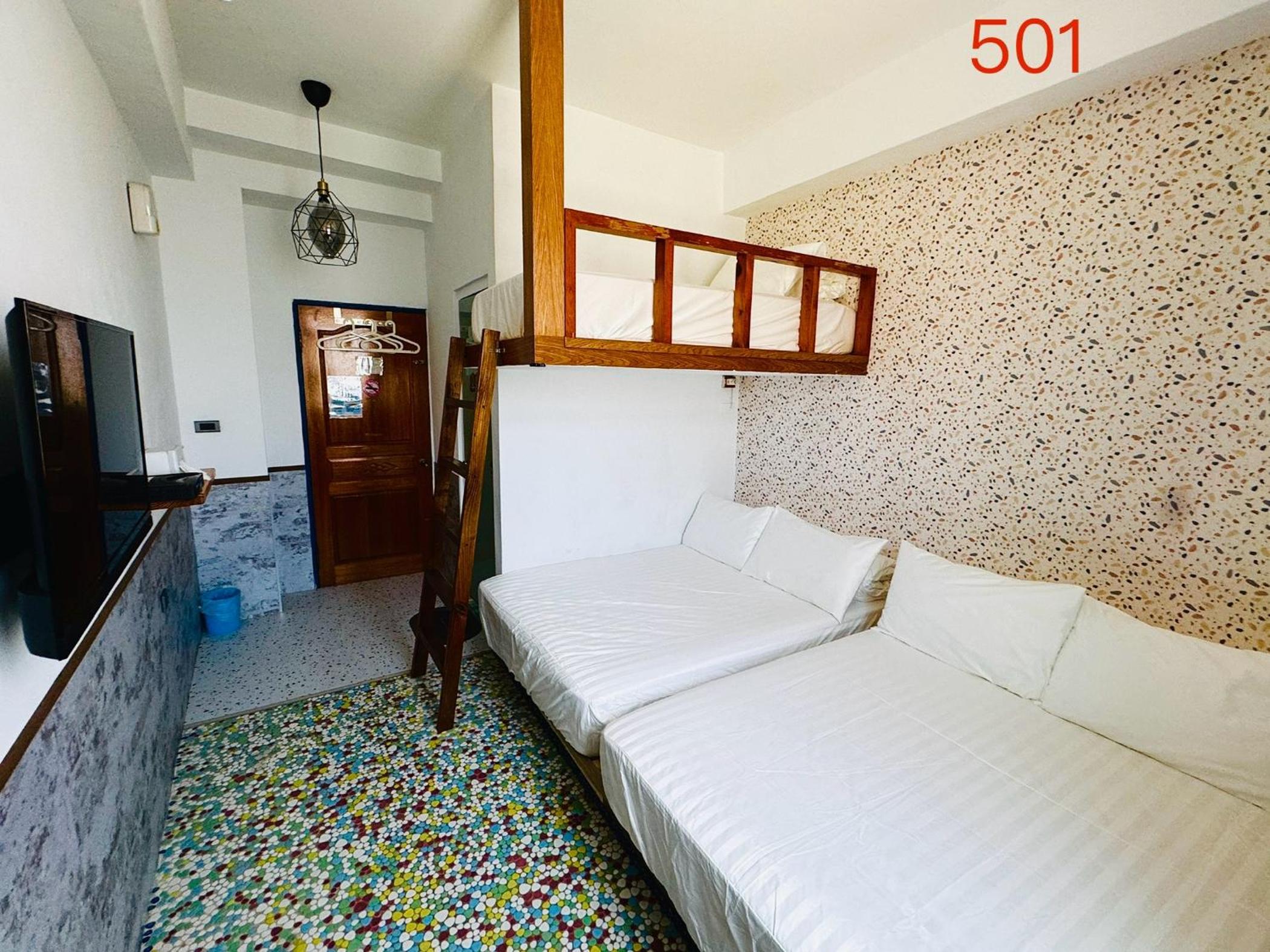 Quadruple Room with Private Bathroom photo 2