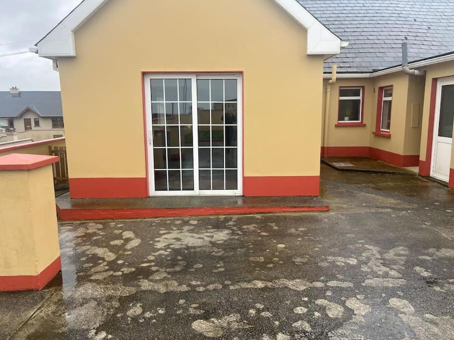Three-Bedroom House photo 2