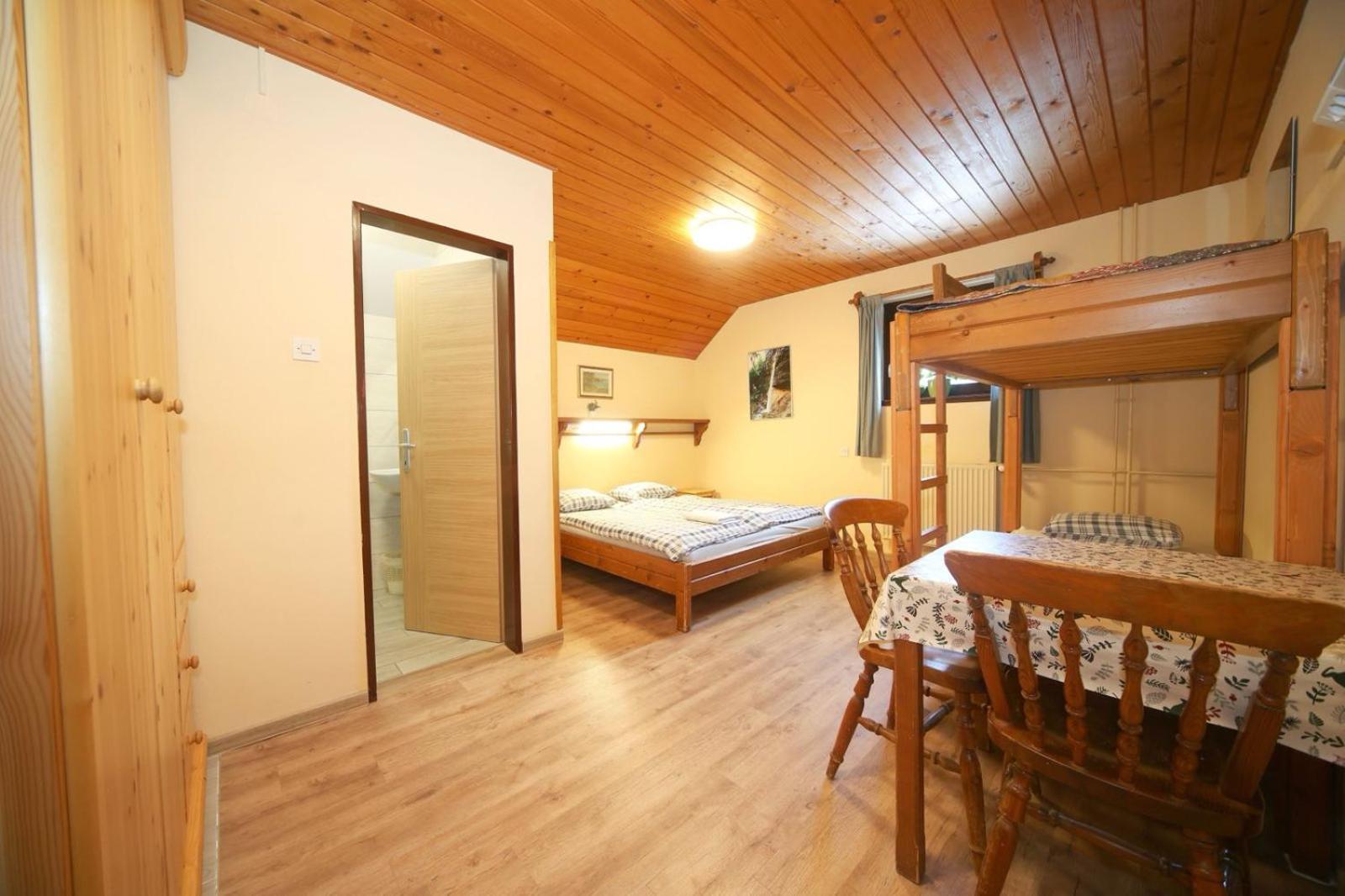Quadruple Room with Private Bathroom photo 2