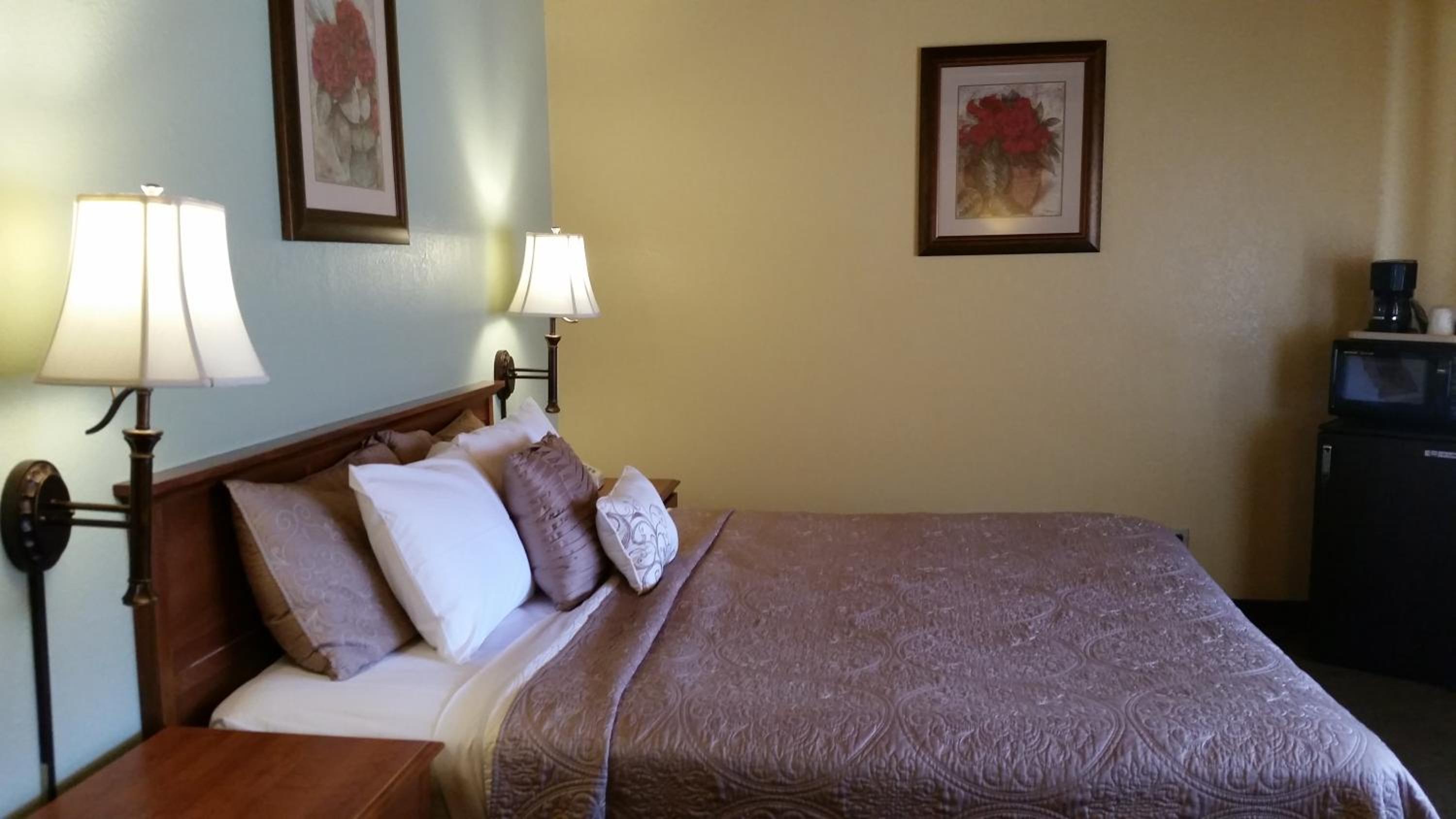 Standard King Room - Photo 4