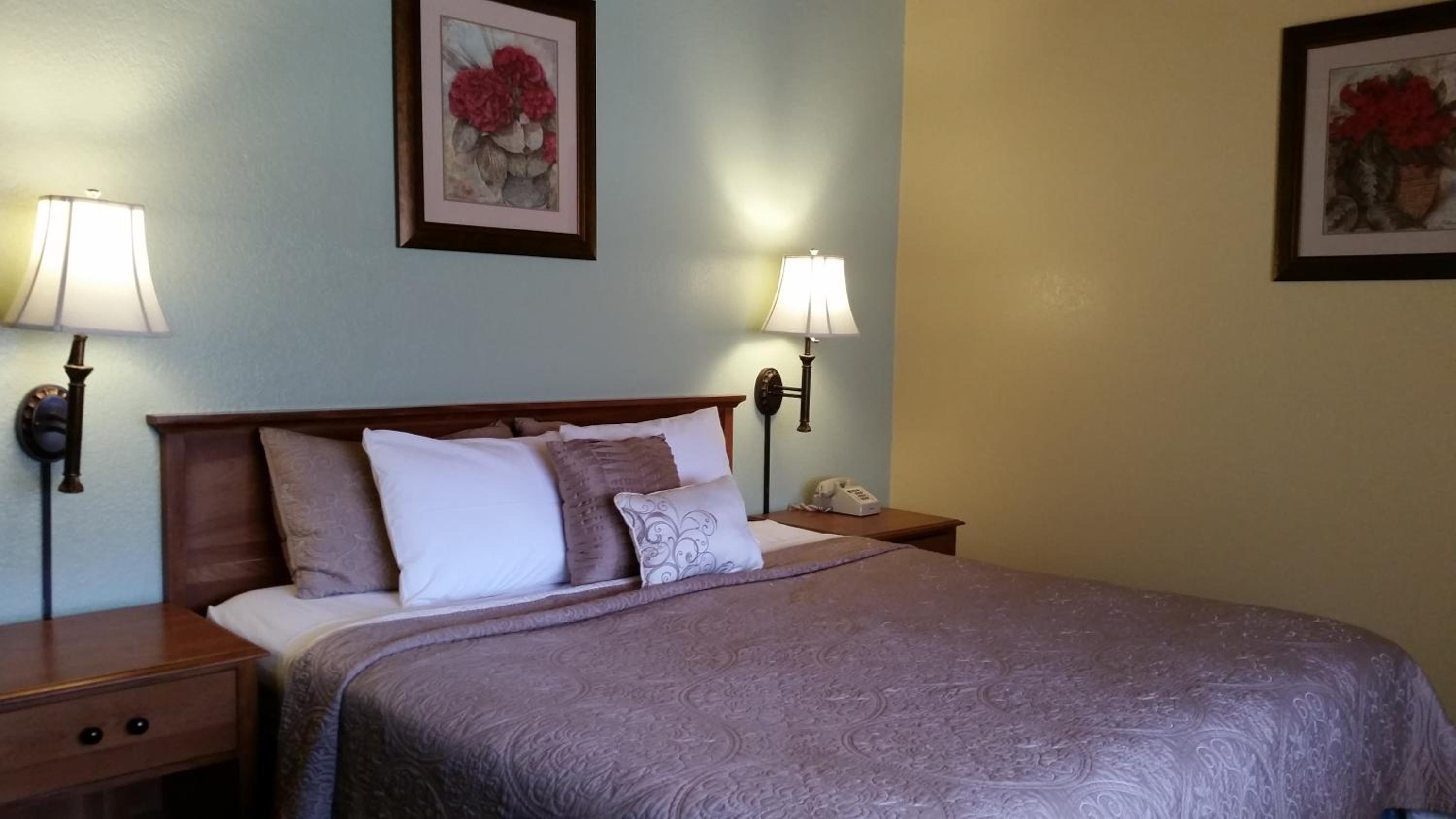 Standard King Room - Photo 3