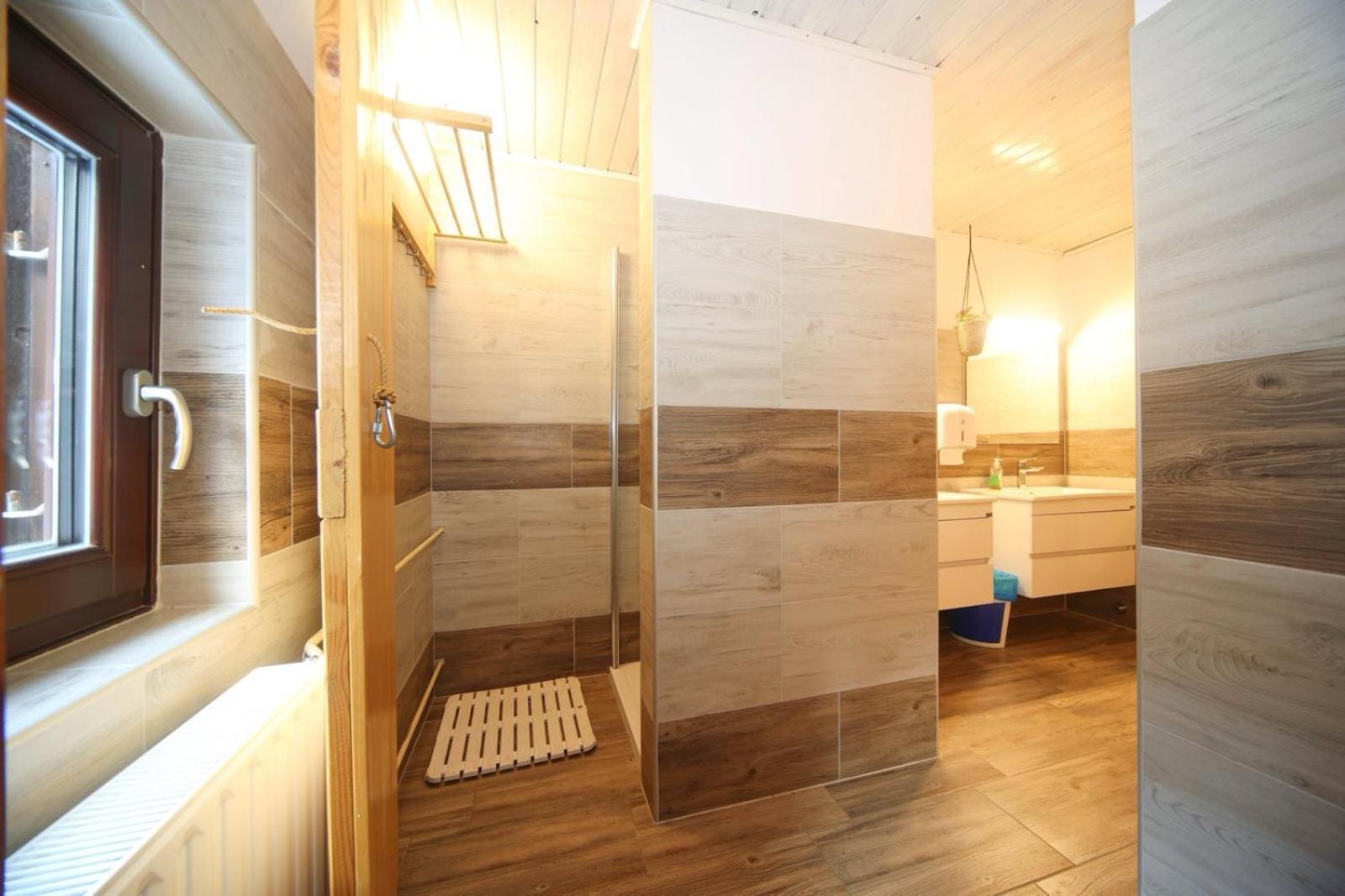 Quadruple Room with Shared Bathroom photo 2