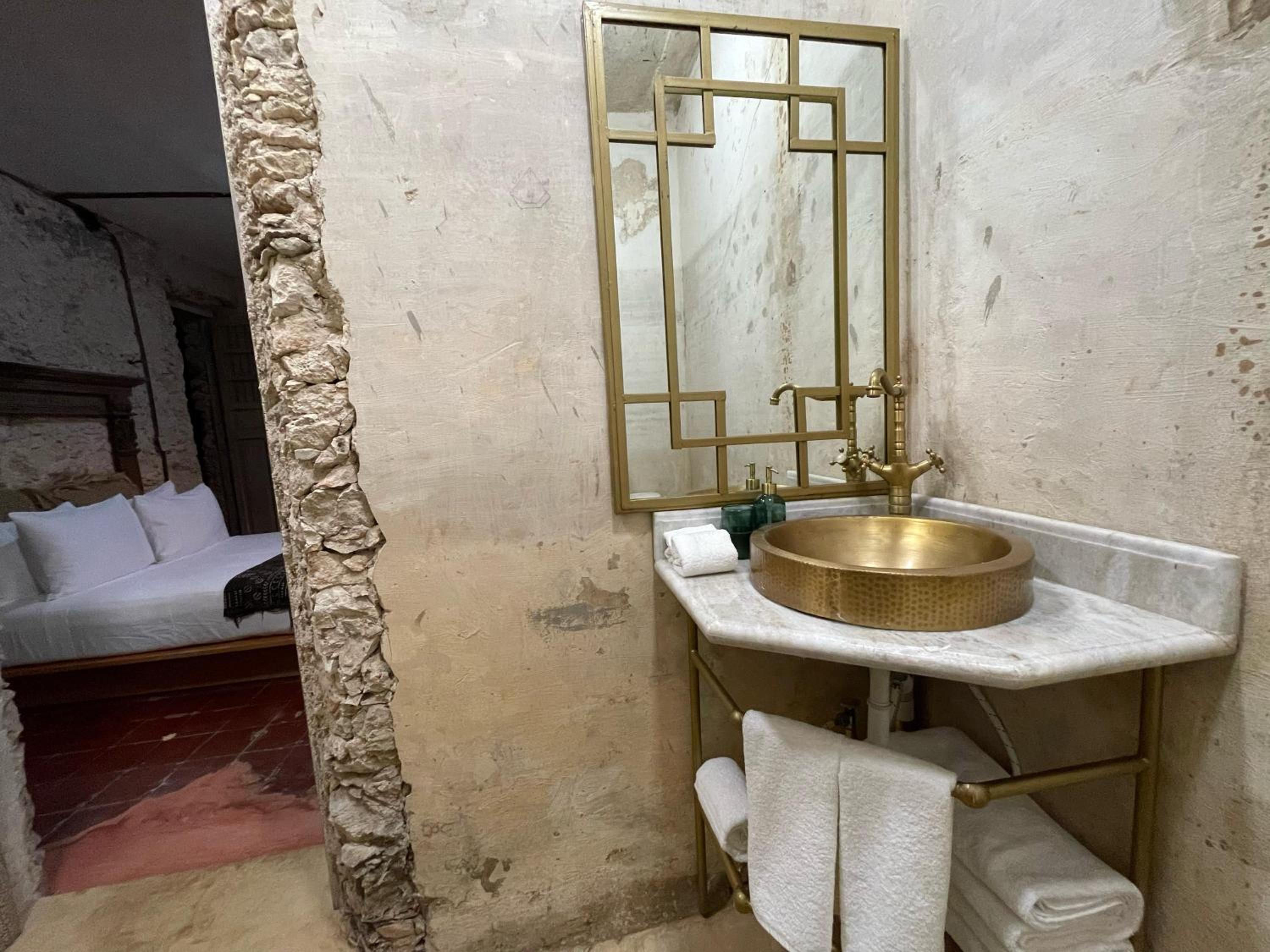 Queen Suite (Basement) photo 2