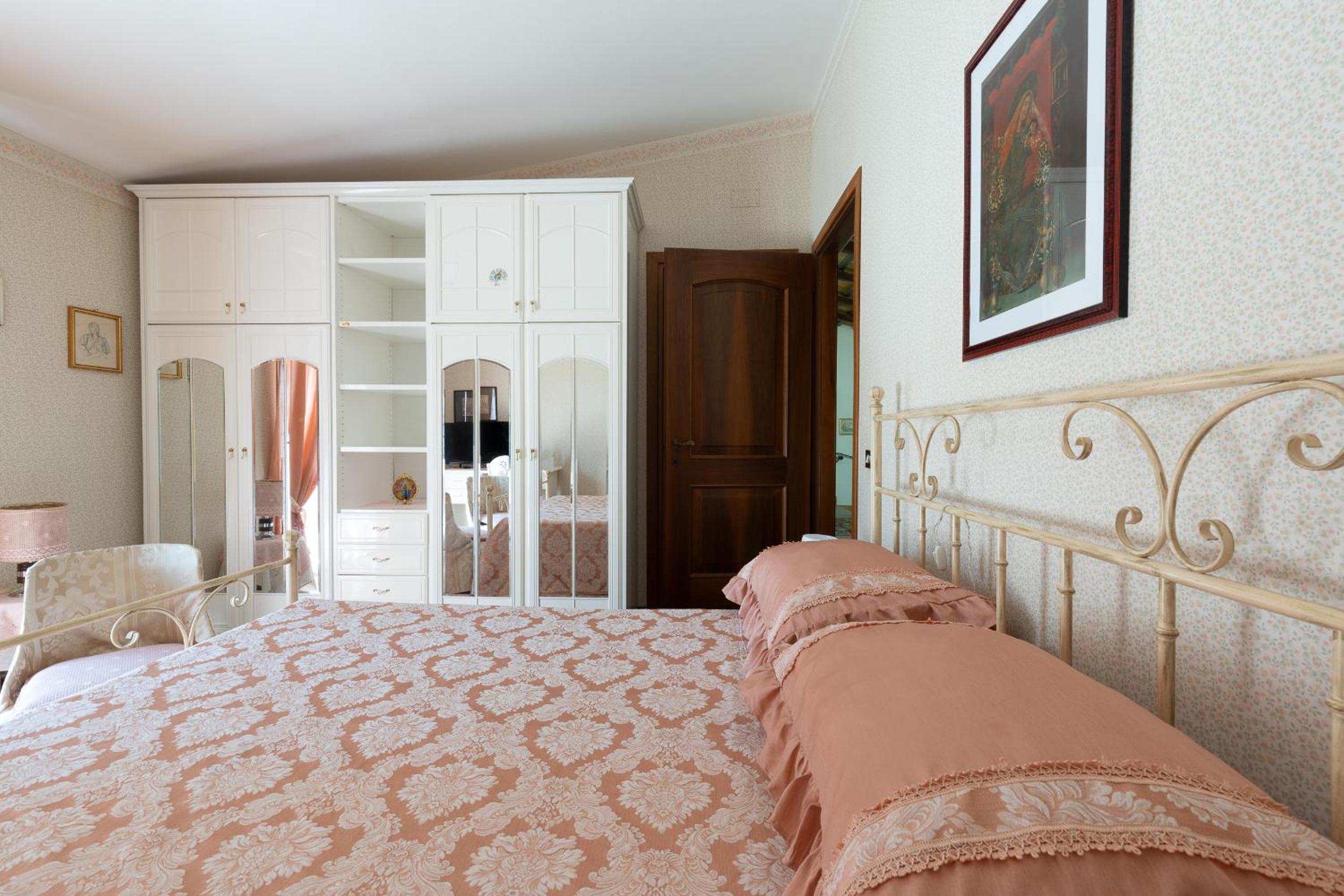 Double Room - Photo 9
