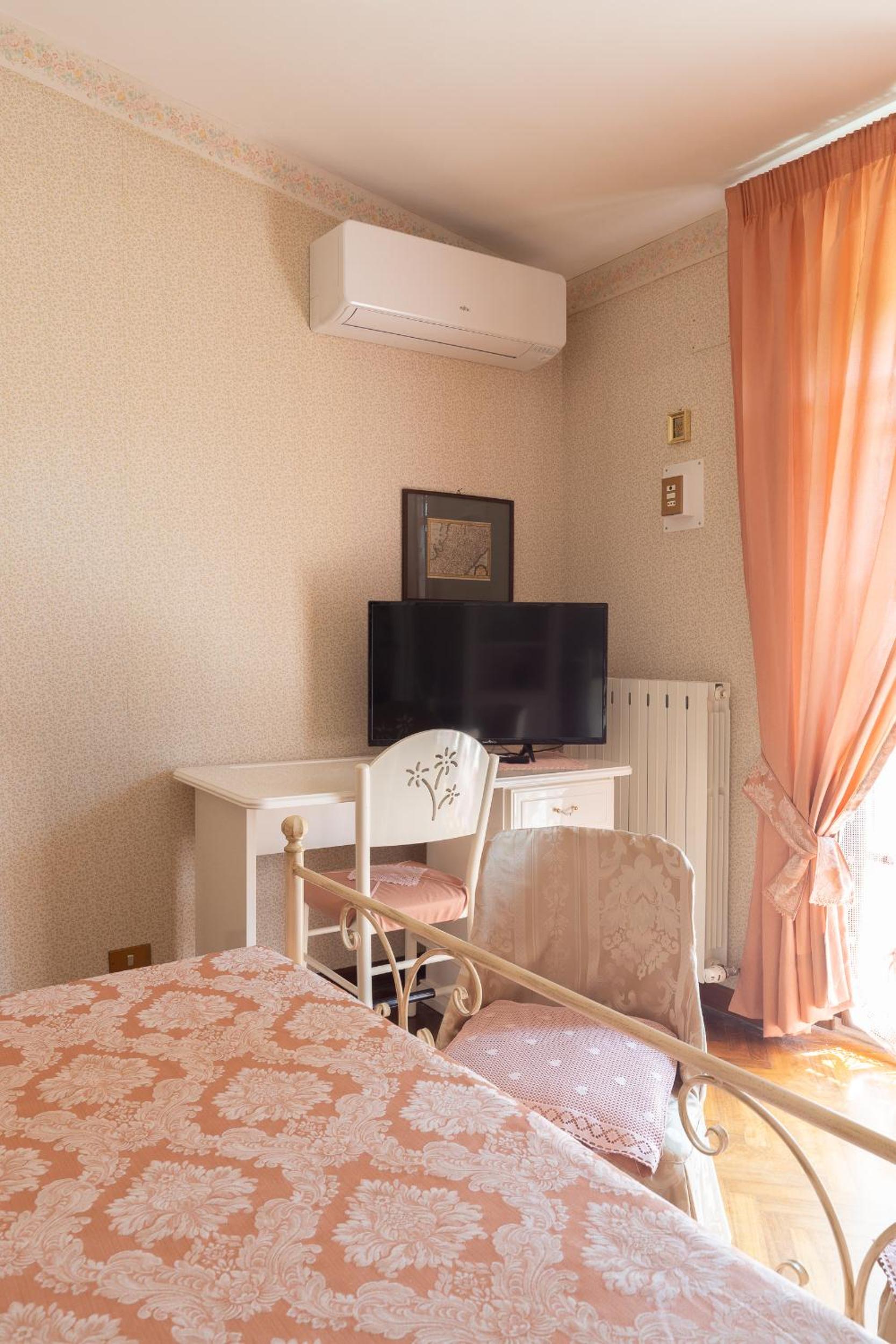 Double Room - Photo 7