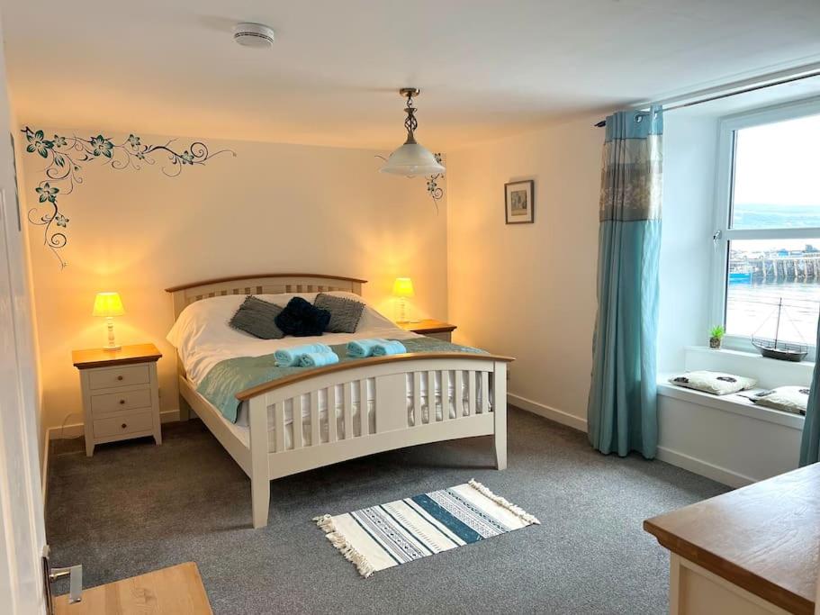 Three-Bedroom House photo 3