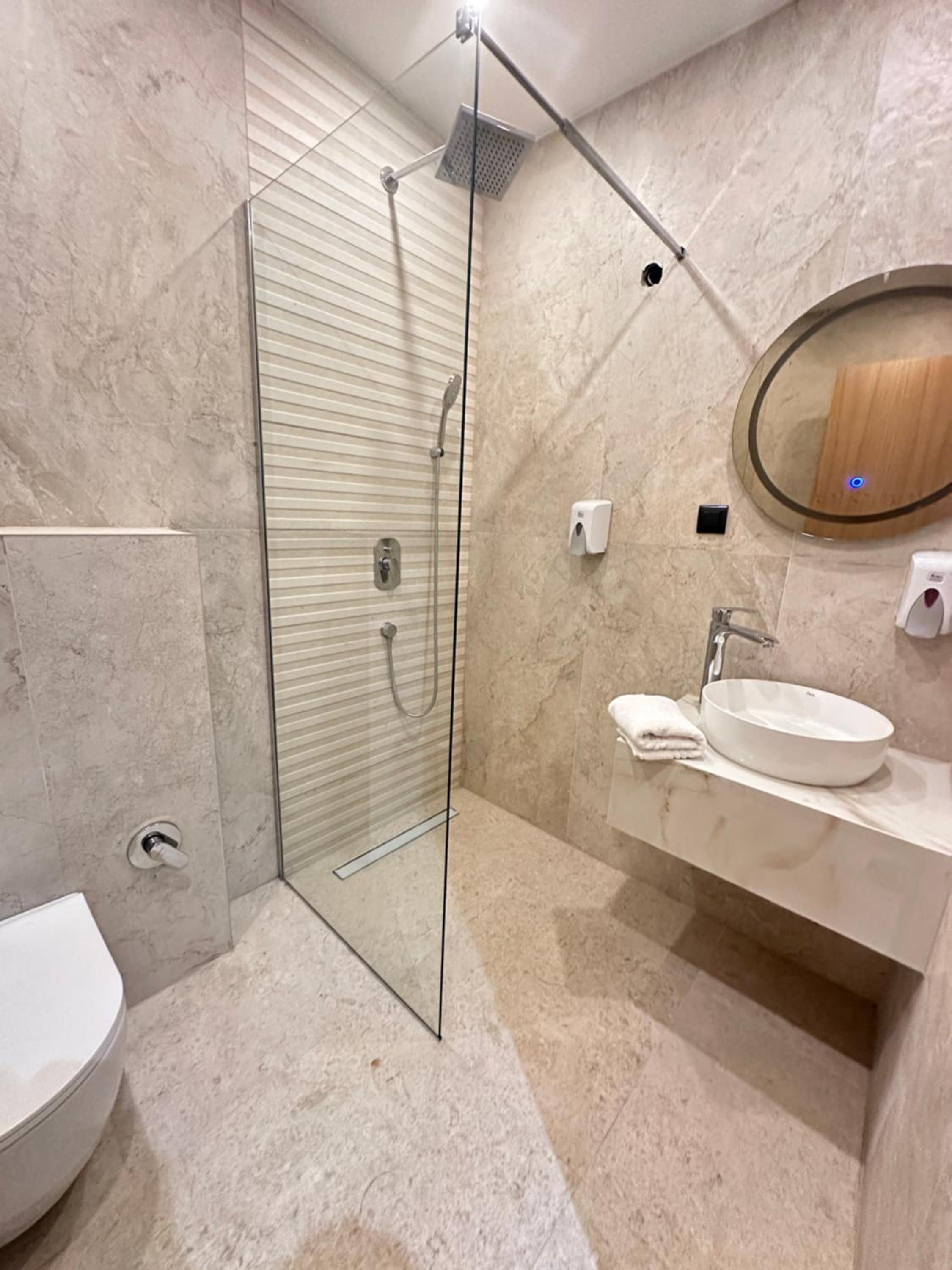 Deluxe Double Room with Balcony - Photo 5