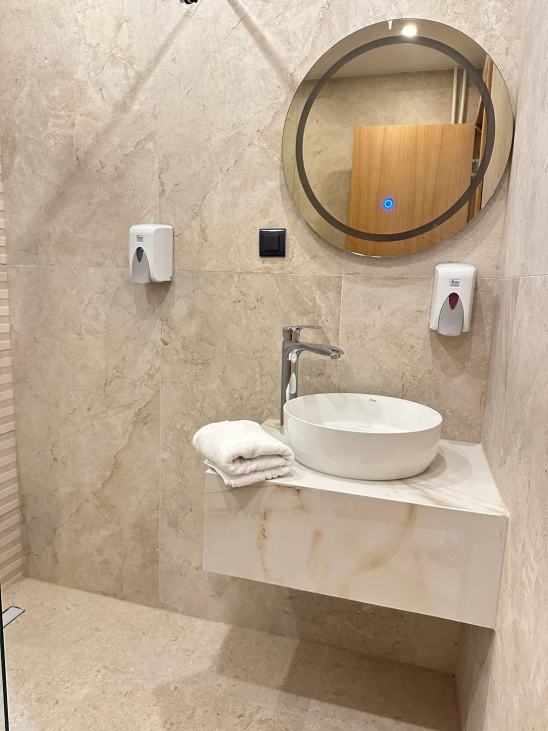 Deluxe Double Room with Balcony - Photo 4