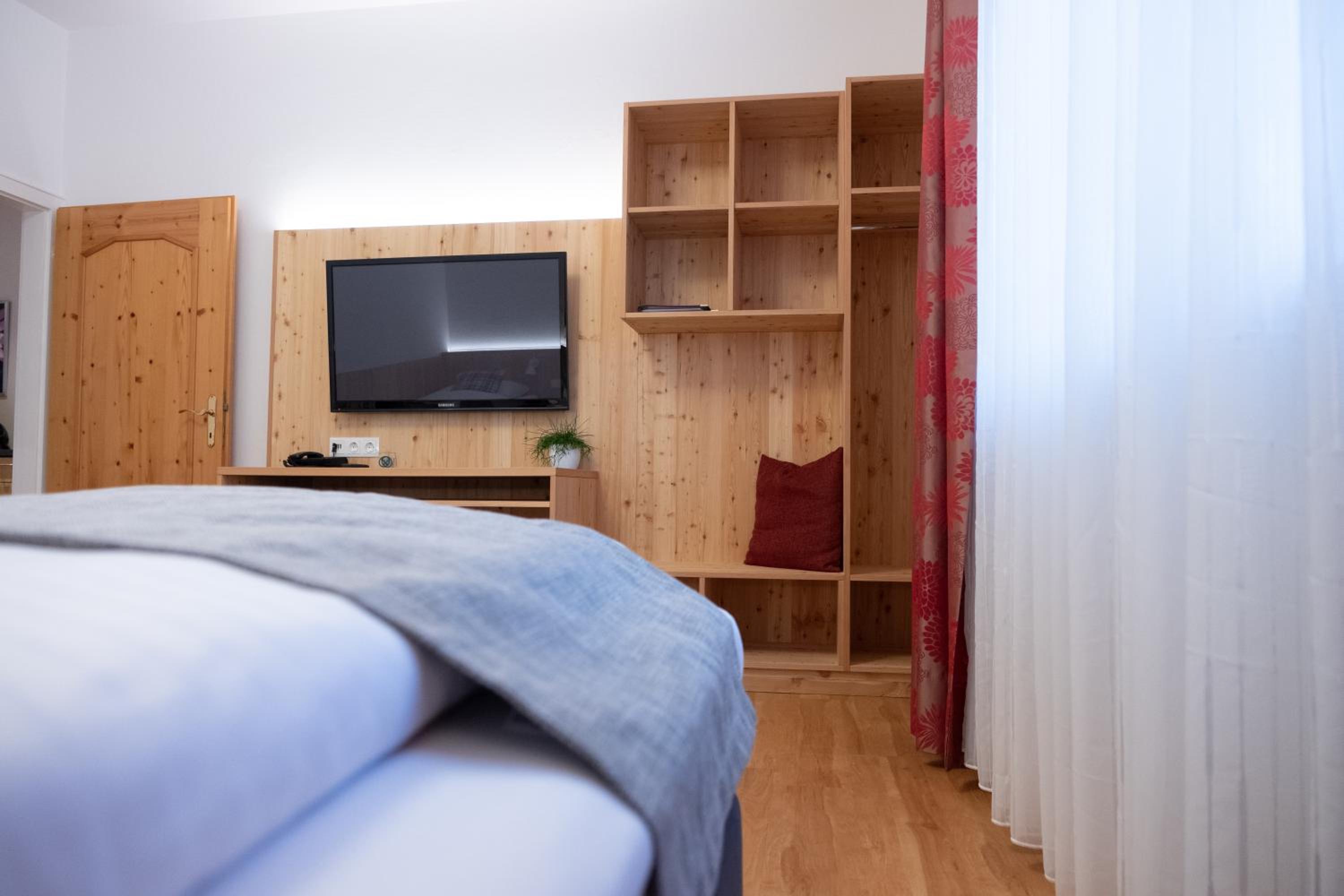 Apartment with Terrace - Photo 10
