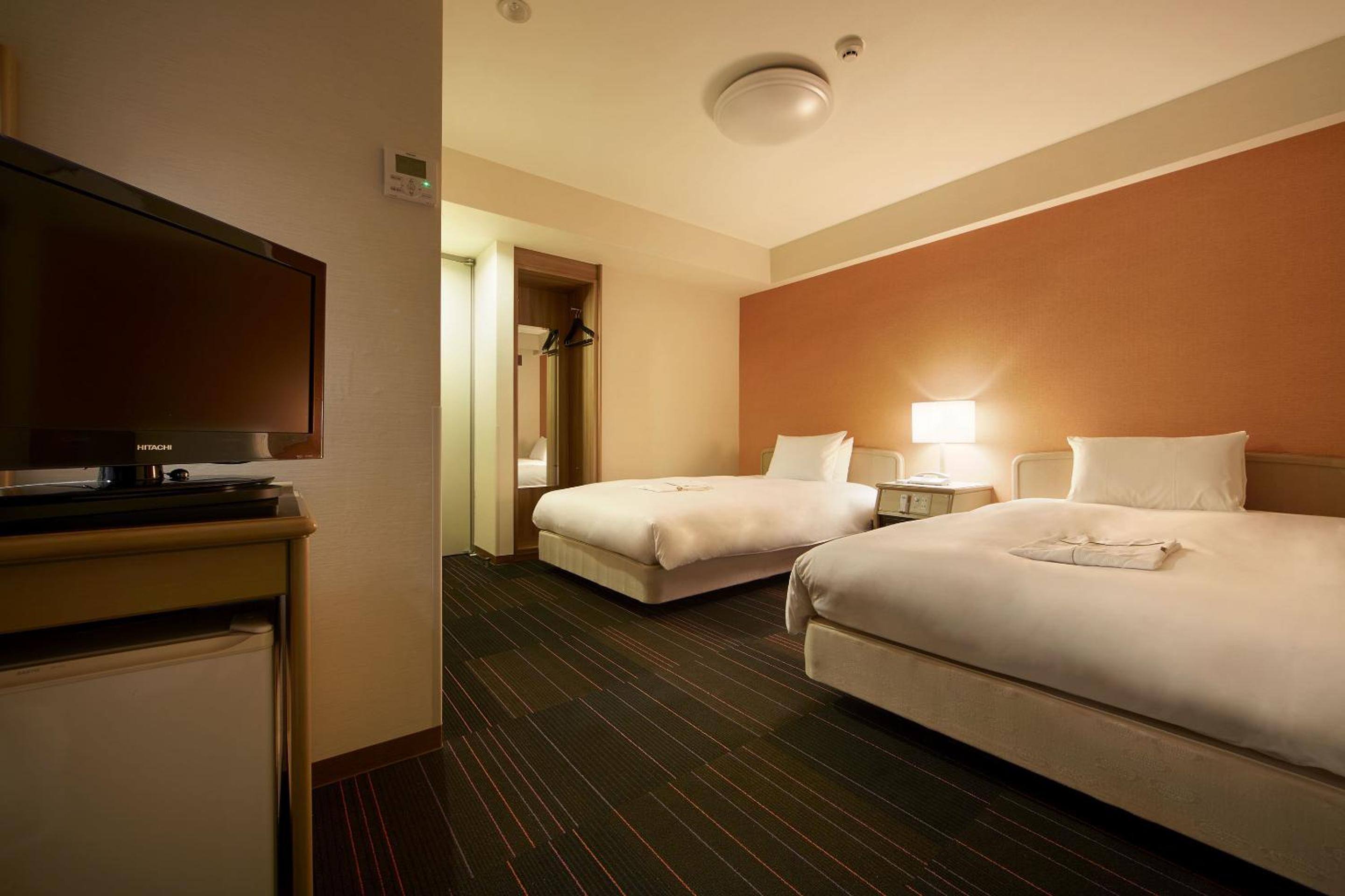 Standard Twin Room - Non-Smoking thumbnail 5
