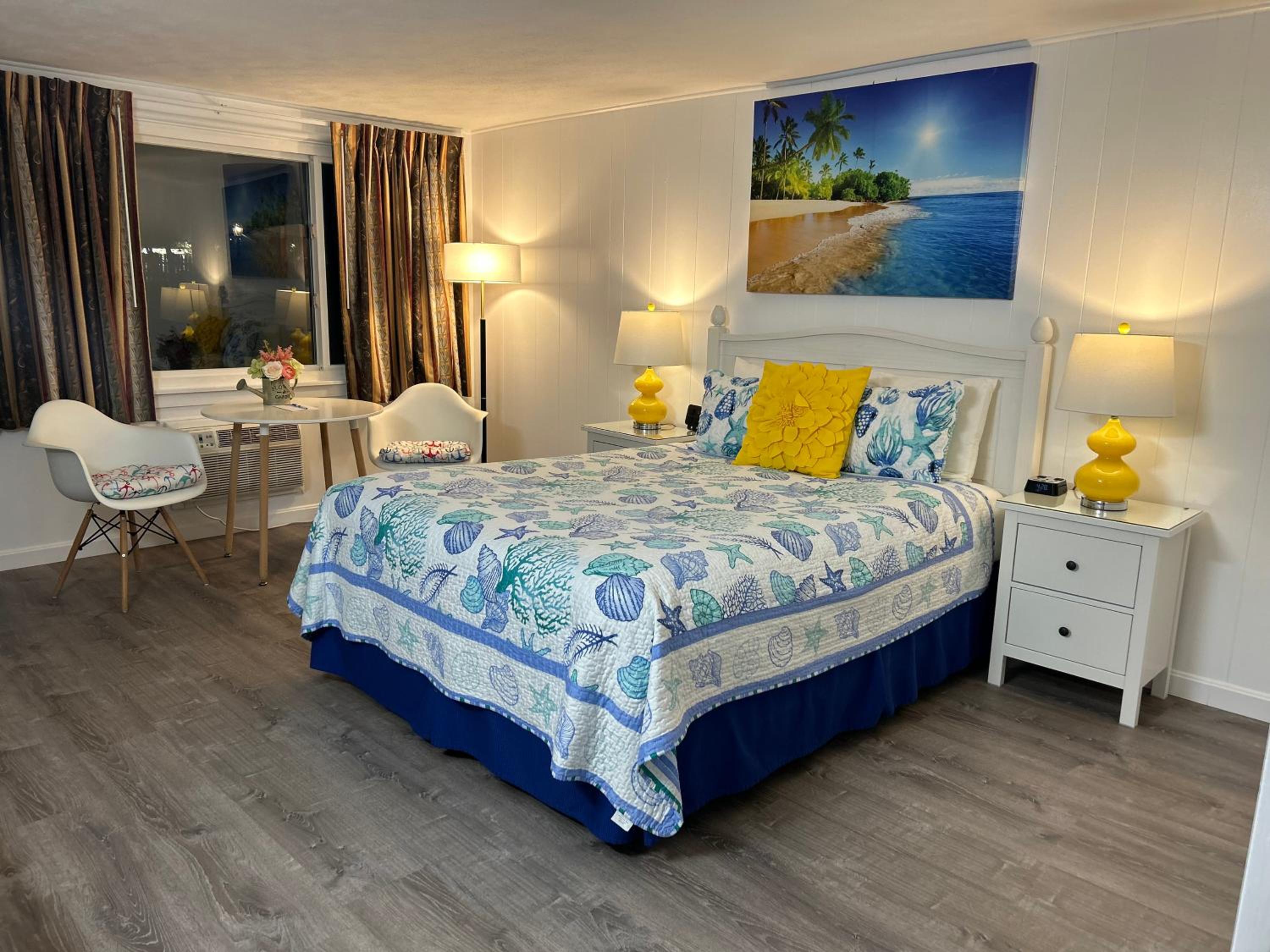 Queen Room photo 2