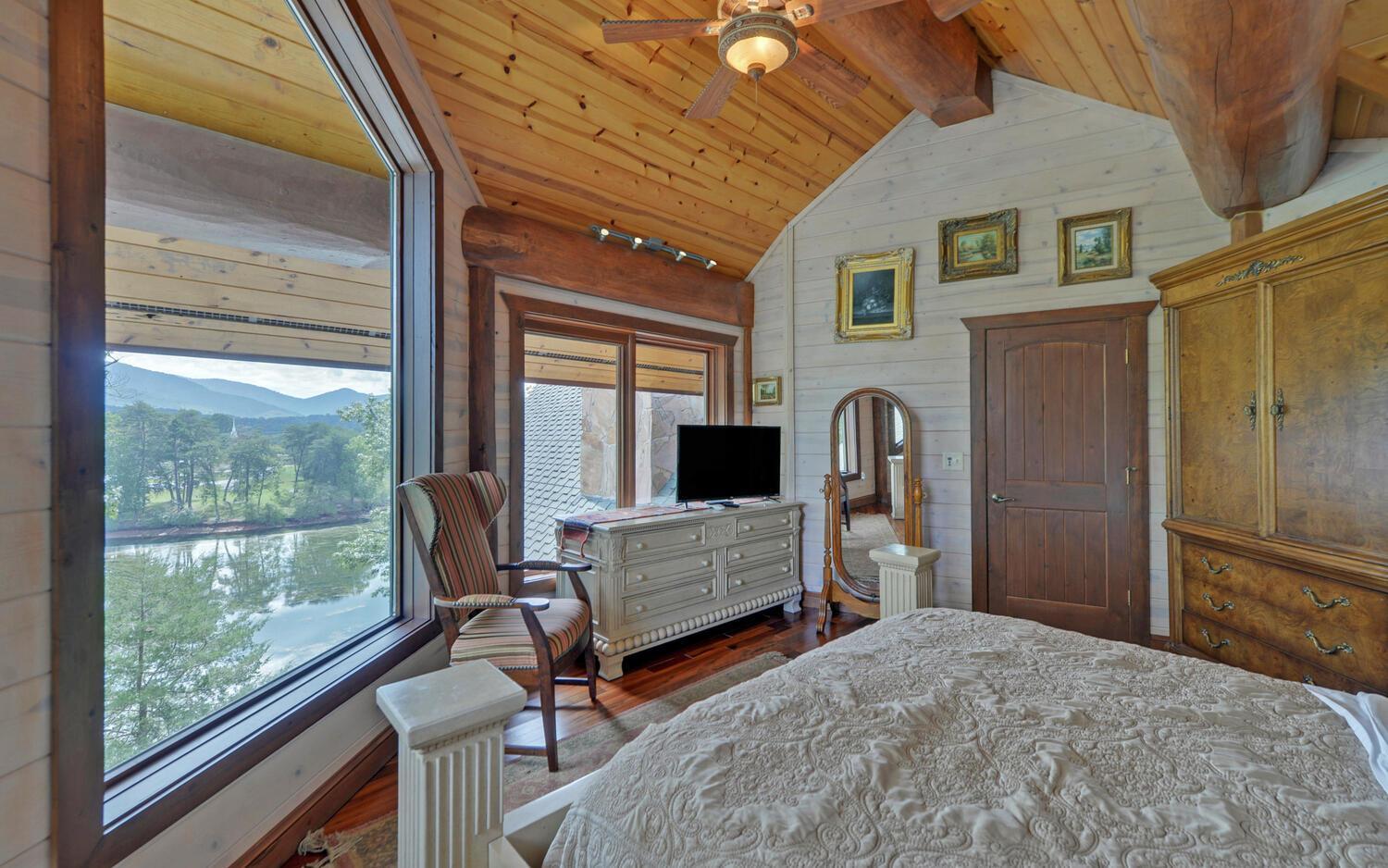 Five-Bedroom House photo 1