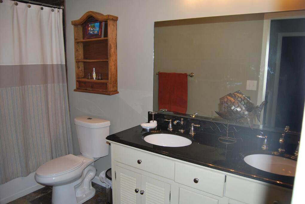 Five-Bedroom House photo 2