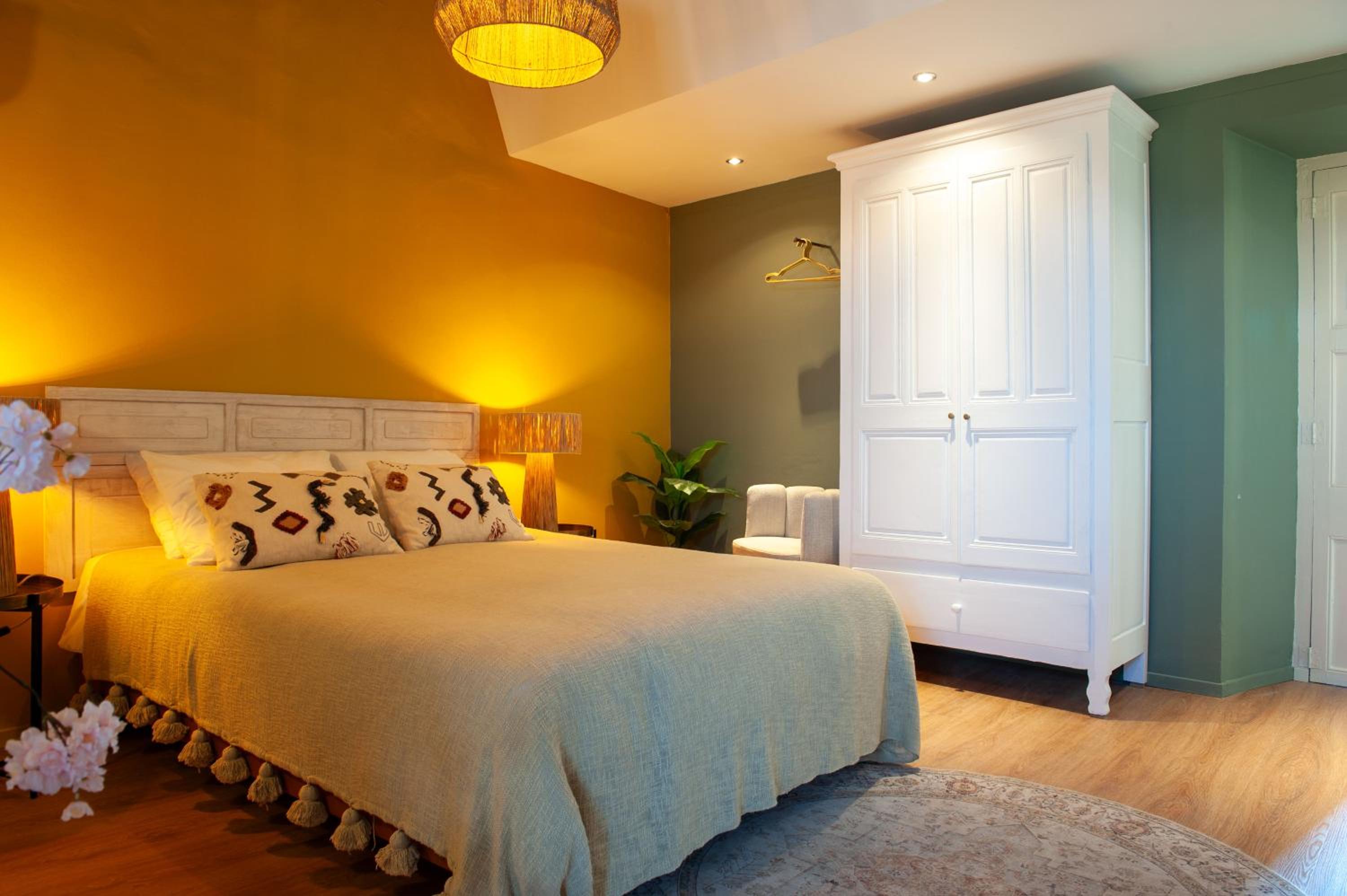 Deluxe King Room - Photo 2