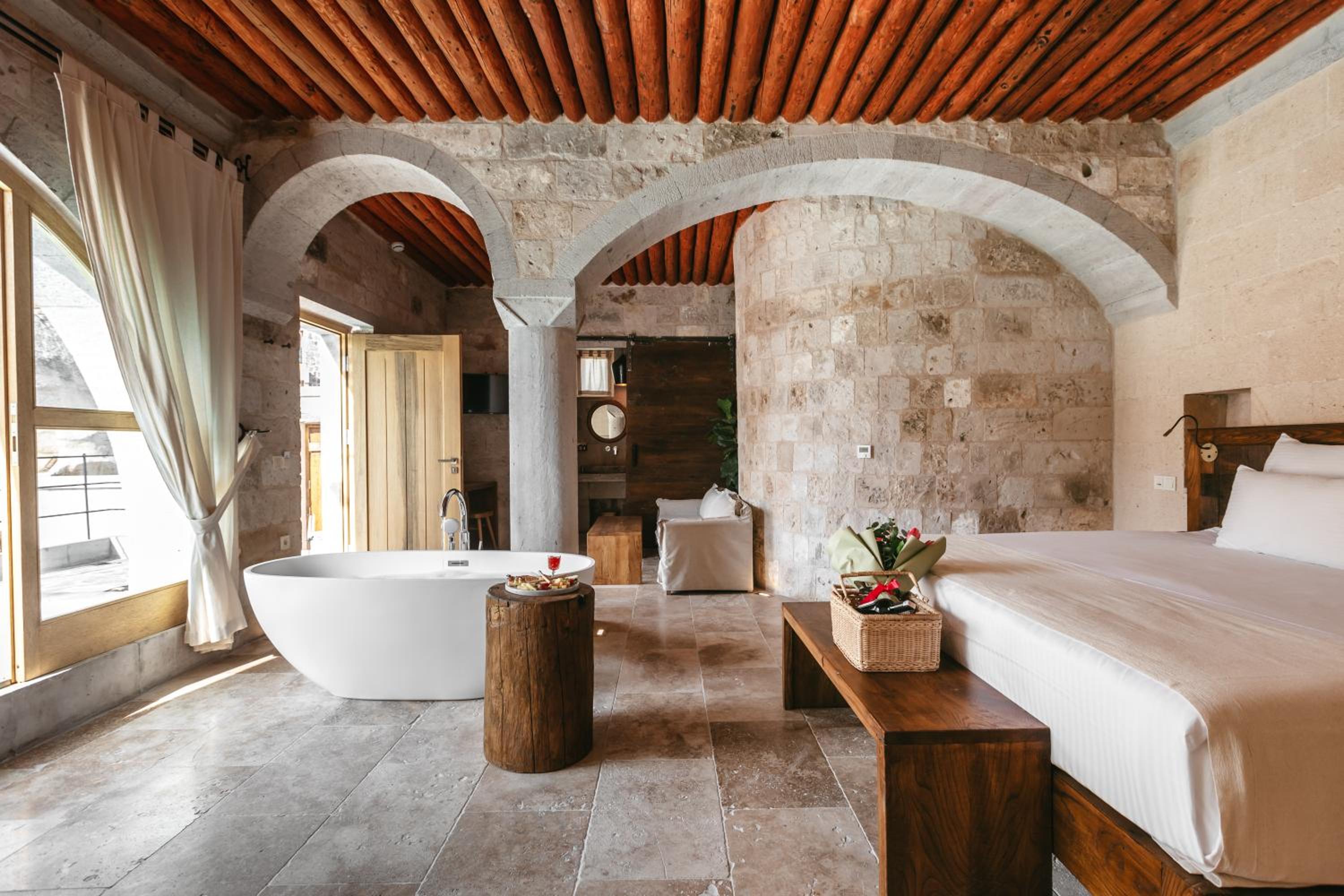 Sala de la piscina con vista