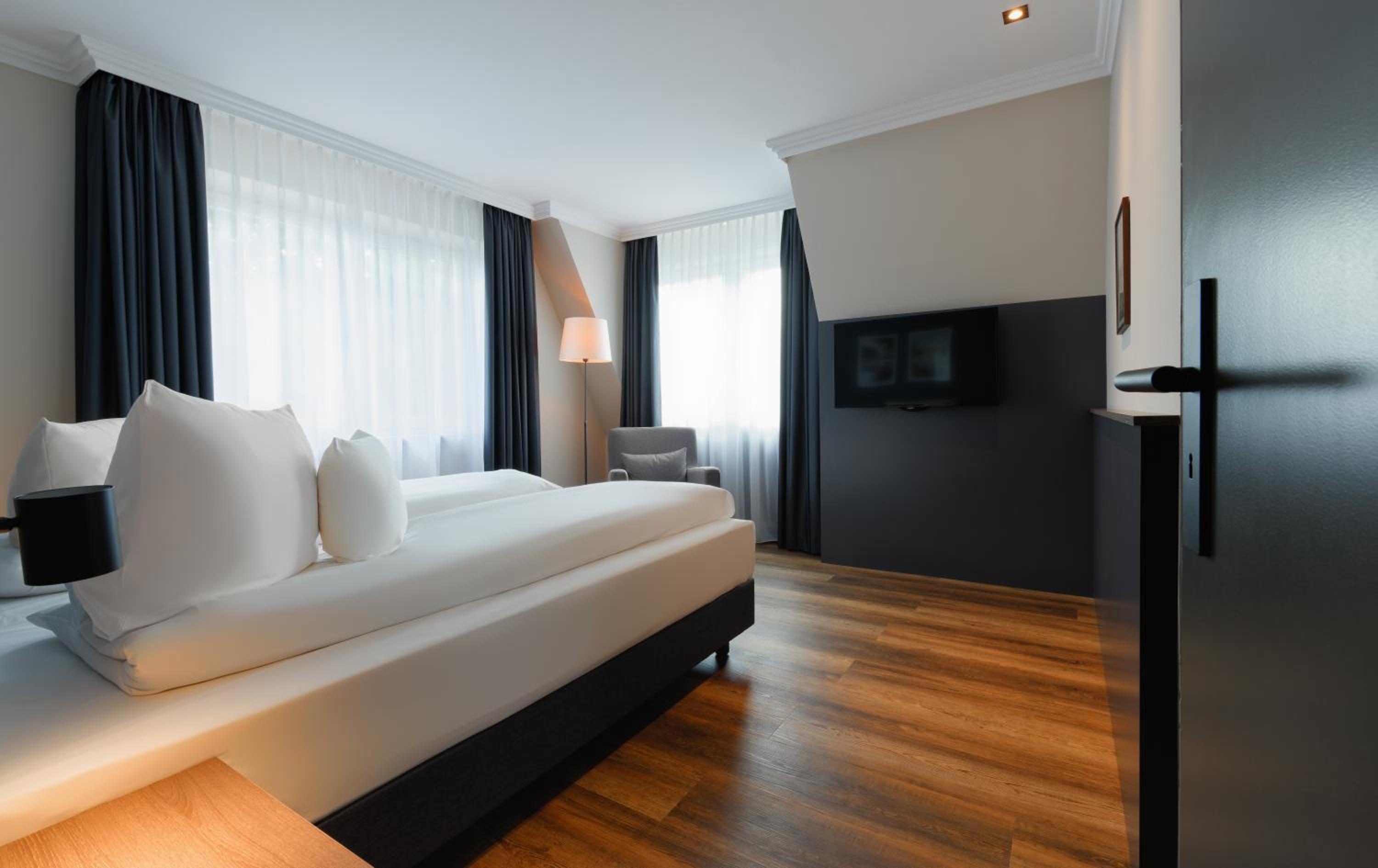 Suite - Photo 1
