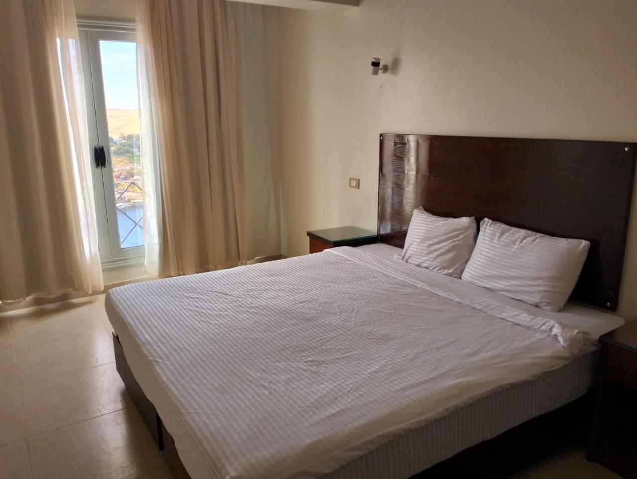 Deluxe King Room - Photo 3