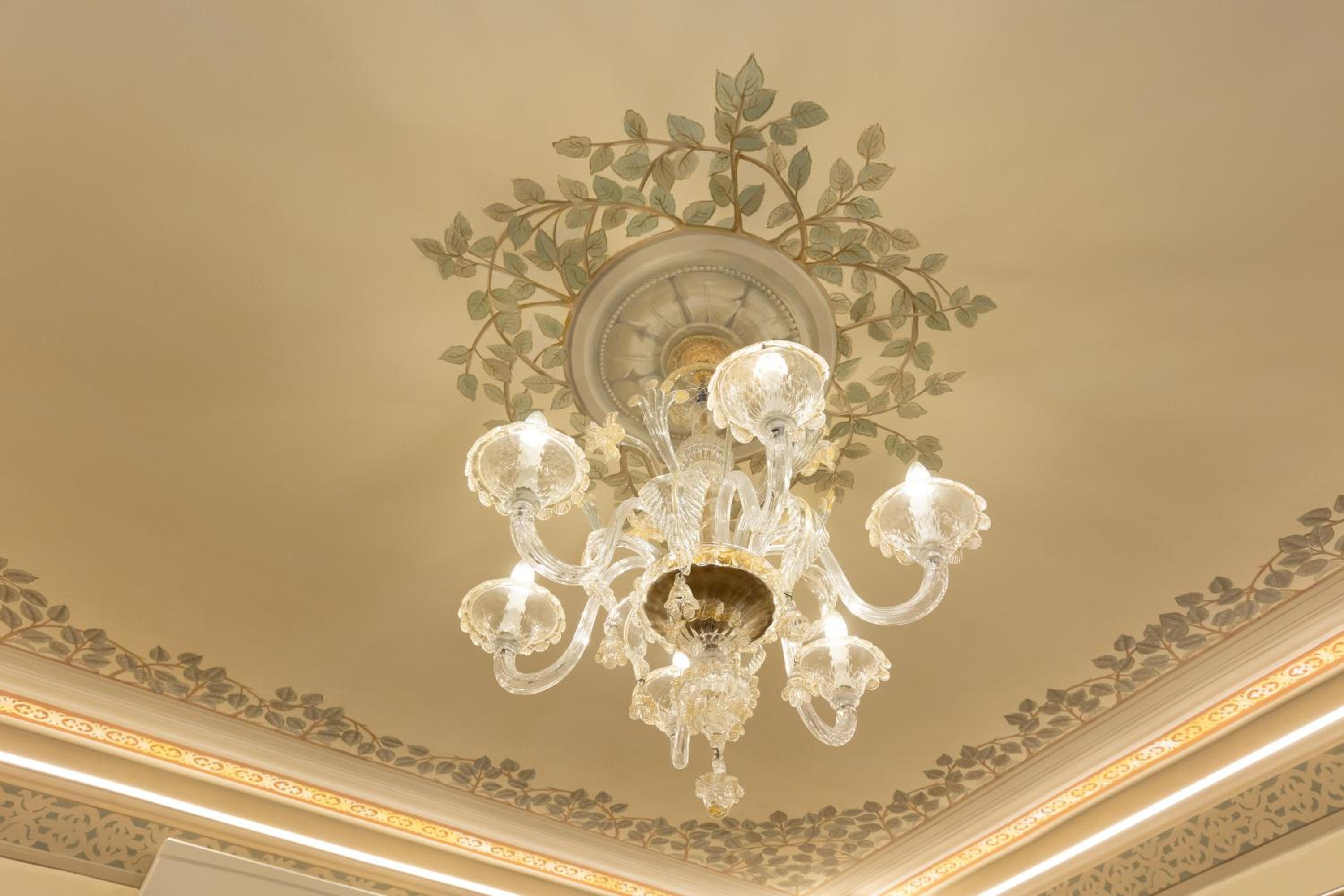 One-Bedroom Apartment with Fresco and Murano chandelier, photo 6