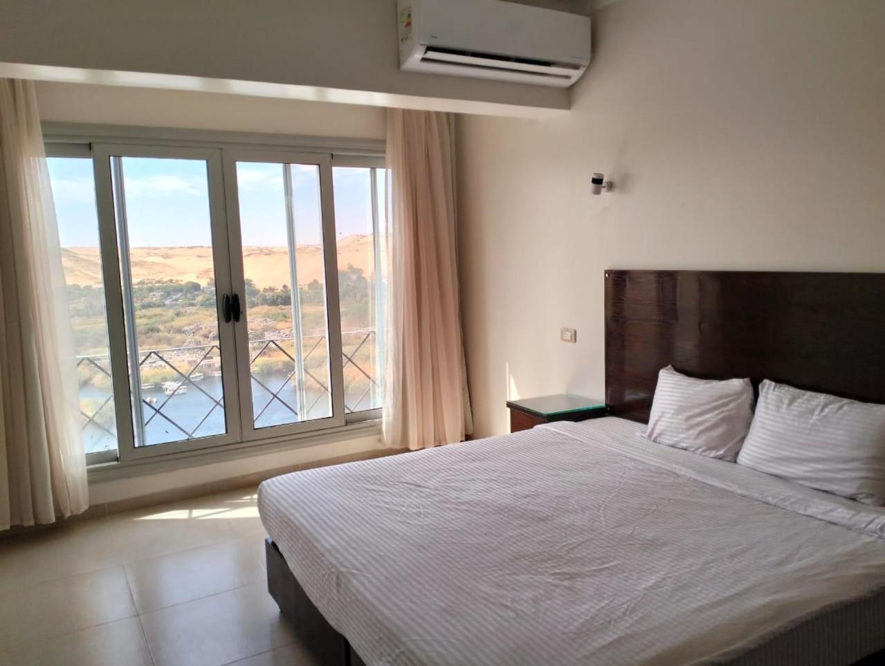 Deluxe King Room - Photo 1